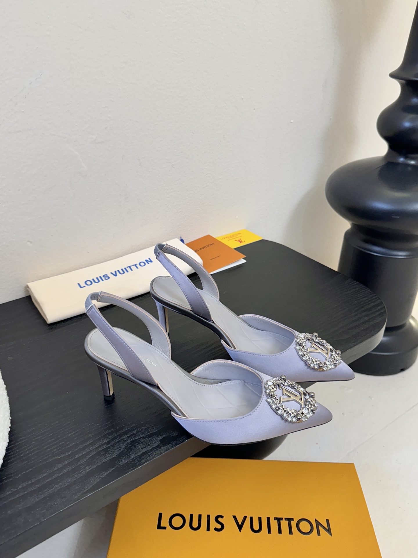 凉鞋 LV驴牌26年新款 珍珠钻扣尖头高跟鞋缎面光泽➕满钻logo,被LV的绝美配色狠狠拿捏！美到跺脚，