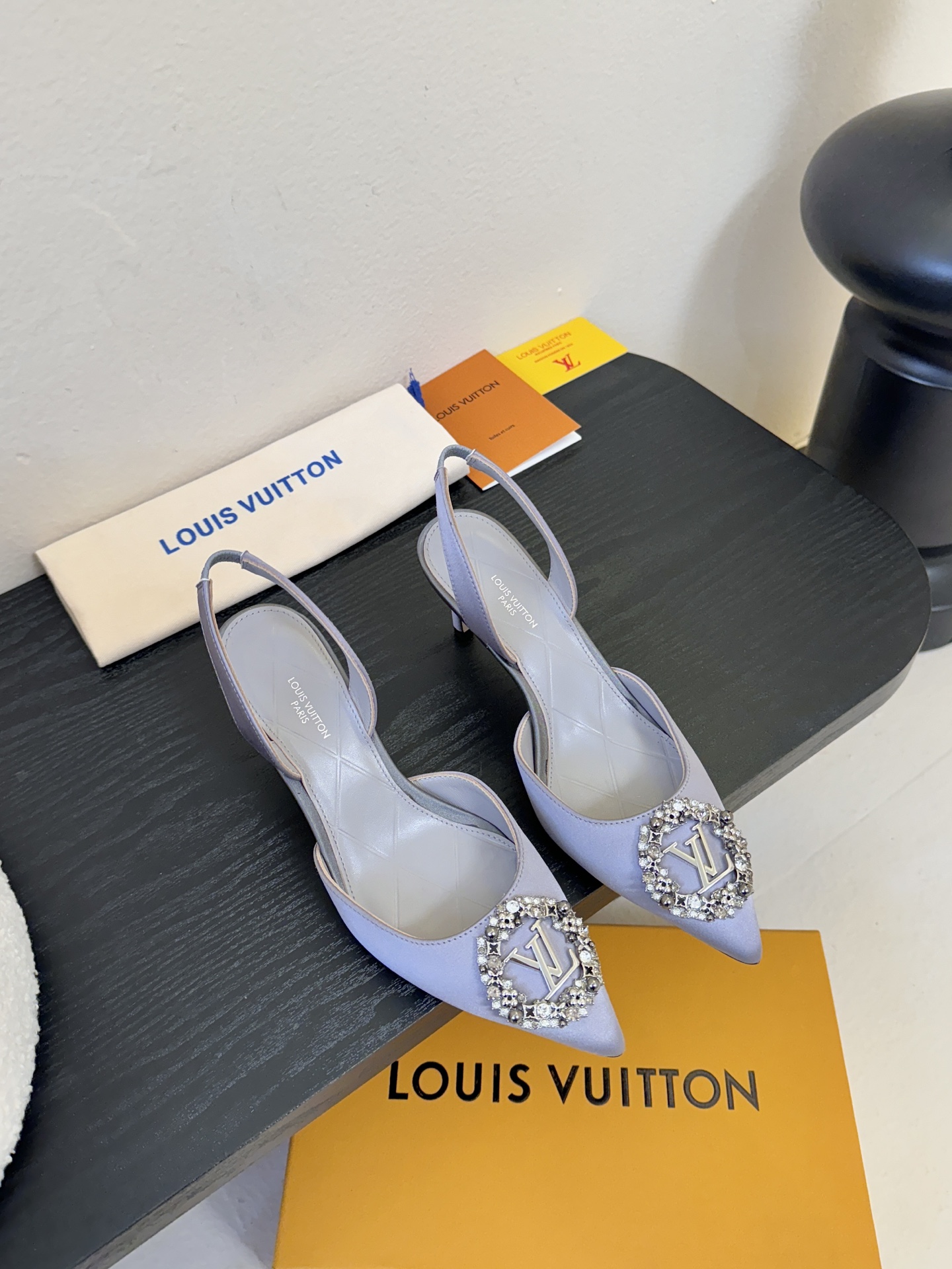 凉鞋 LV驴牌26年新款 珍珠钻扣尖头高跟鞋缎面光泽➕满钻logo,被LV的绝美配色狠狠拿捏！美到跺脚，