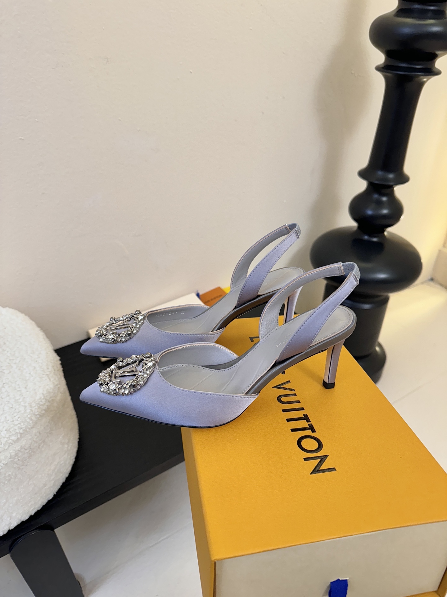 凉鞋 LV驴牌26年新款 珍珠钻扣尖头高跟鞋缎面光泽➕满钻logo,被LV的绝美配色狠狠拿捏！美到跺脚，