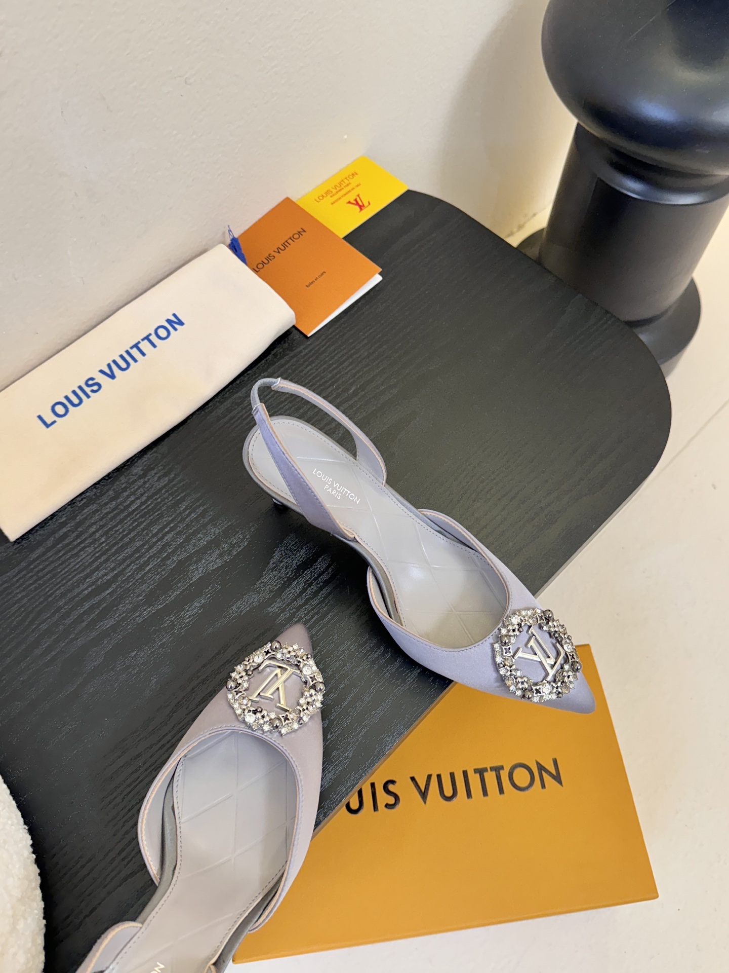 凉鞋 LV驴牌26年新款 珍珠钻扣尖头高跟鞋缎面光泽➕满钻logo,被LV的绝美配色狠狠拿捏！美到跺脚，