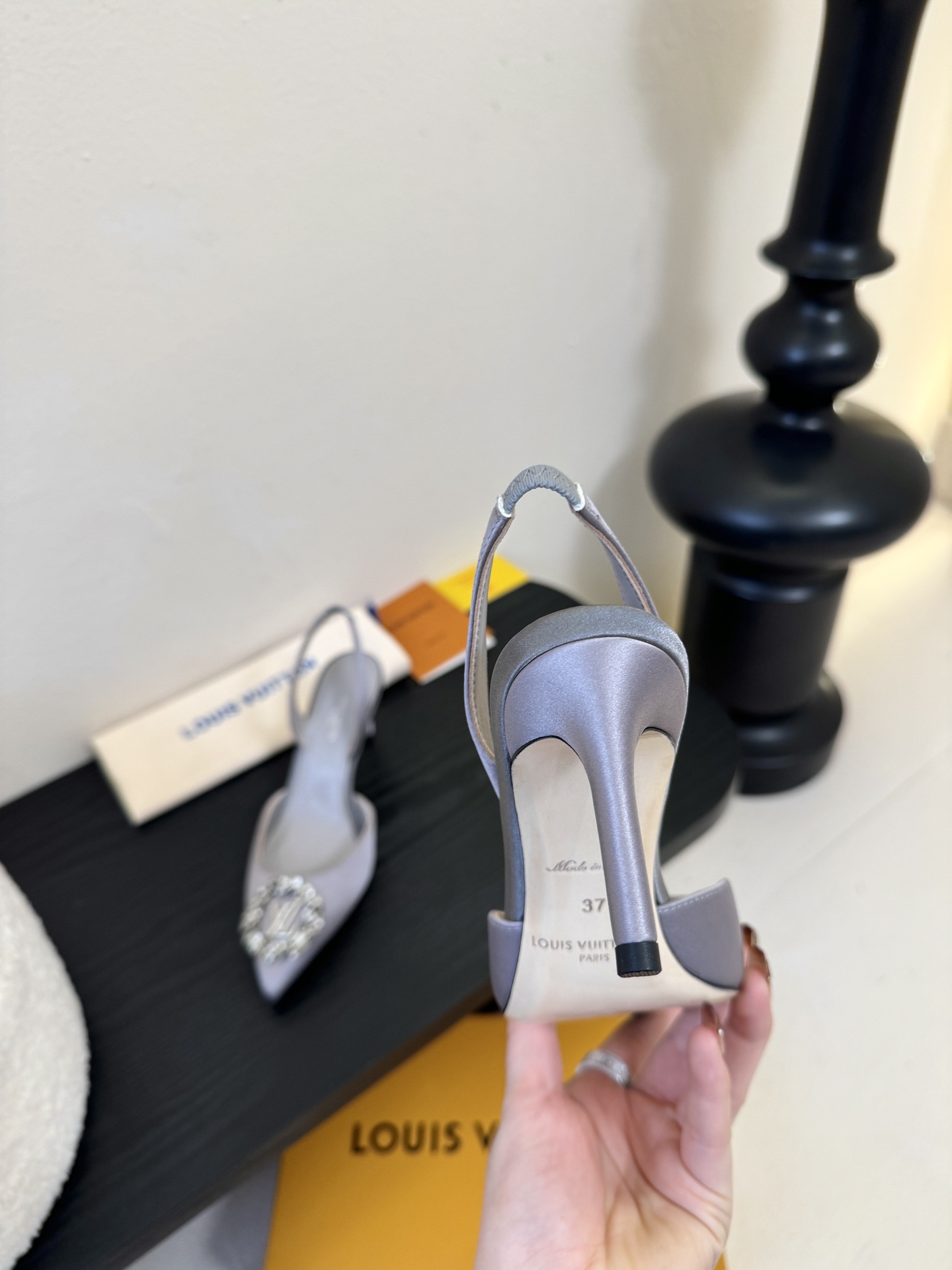 凉鞋 LV驴牌26年新款 珍珠钻扣尖头高跟鞋缎面光泽➕满钻logo,被LV的绝美配色狠狠拿捏！美到跺脚，