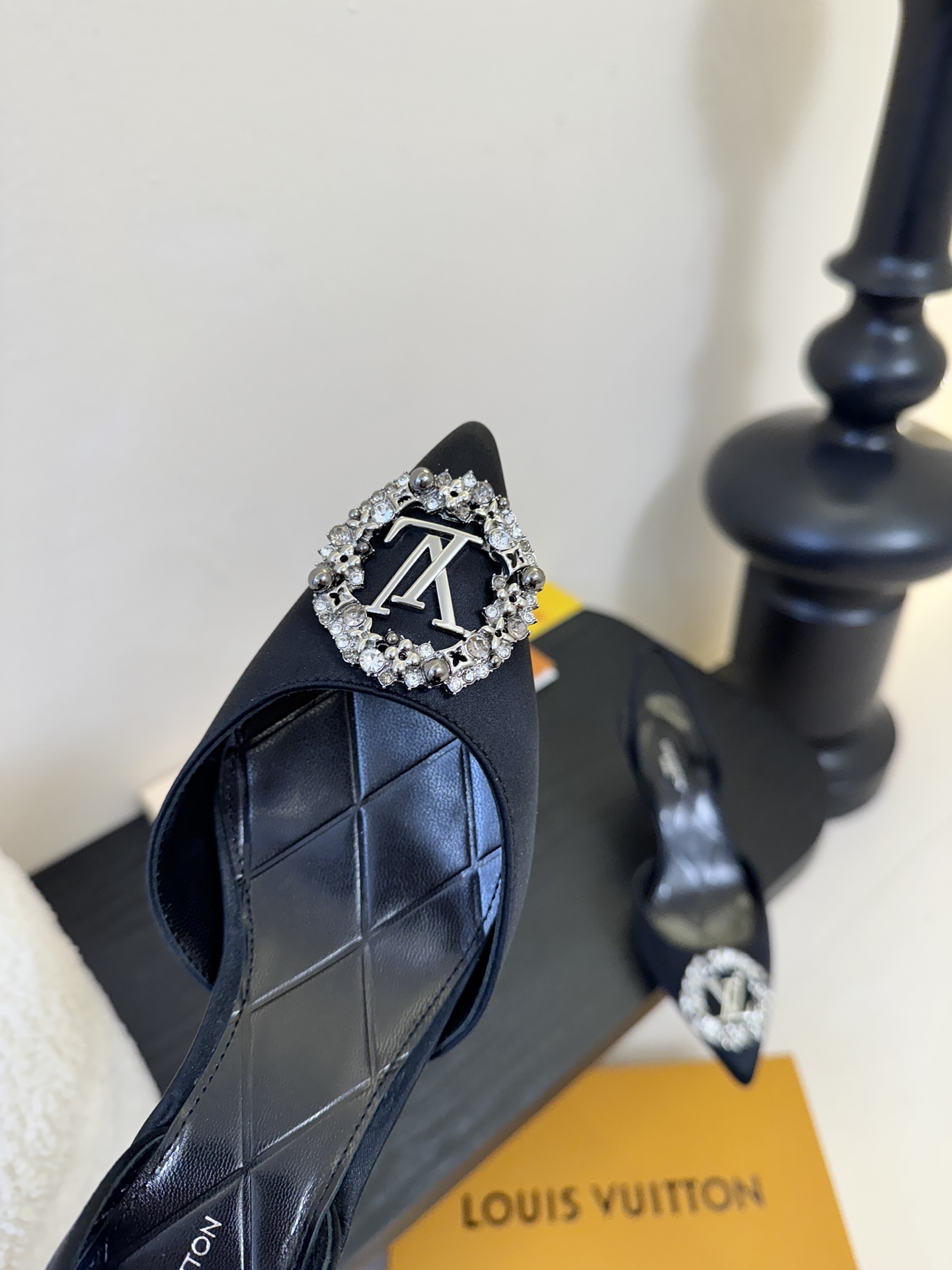 凉鞋 LV驴牌26年新款 珍珠钻扣尖头高跟鞋缎面光泽➕满钻logo,被LV的绝美配色狠狠拿捏！美到跺脚，