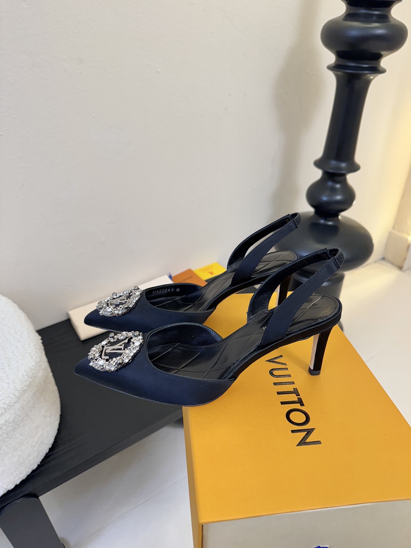 凉鞋 LV驴牌26年新款 珍珠钻扣尖头高跟鞋缎面光泽➕满钻logo,被LV的绝美配色狠狠拿捏！美到跺脚，