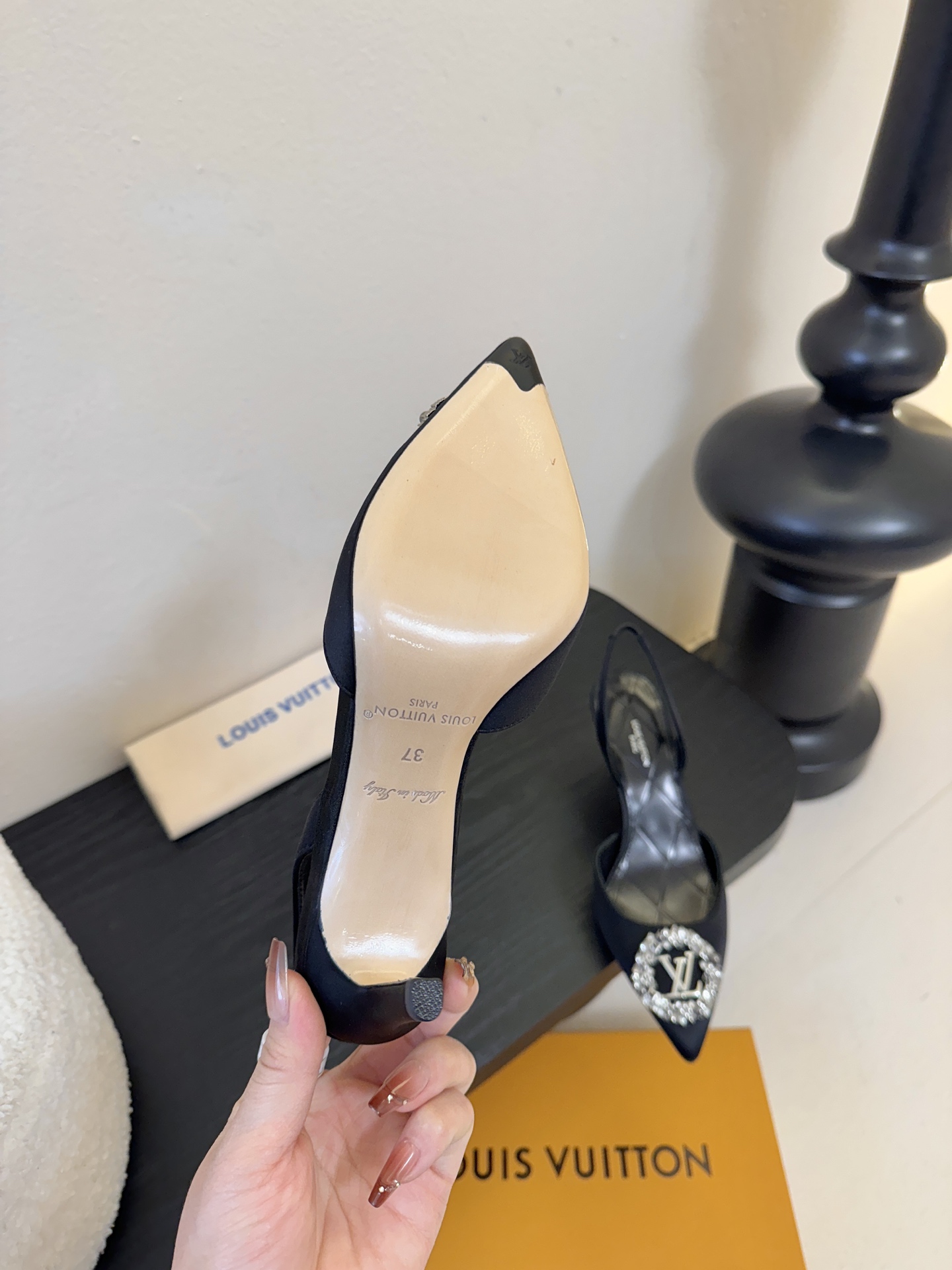 凉鞋 LV驴牌26年新款 珍珠钻扣尖头高跟鞋缎面光泽➕满钻logo,被LV的绝美配色狠狠拿捏！美到跺脚，