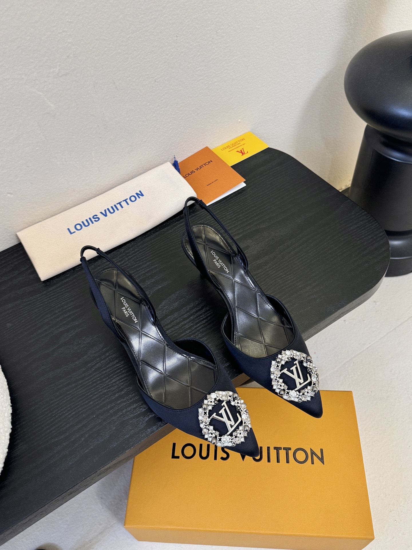 NO:711089,Sandals LV donkey brand new model for 26 years, pearl diamond buckle pointed toe high heels, satin luster full of diamond logo, perfectly matched by LV's beautiful color matching!  So beautiful that you can stomp your feet, every color is the focus. The lattice foot design has its own elegant filter, and the diamond buckle shines on the street, which is the C position. This wave of appearance is a critical hit, and fashionistas are directly locked in. Heel height: 7.5cm 9.5cm. Regular size: 35-39. Customized 40.41.42, high heels and sandals, louis vuitton, louis vuitton, sandals, high heels19860909凉鞋 LV驴牌26年新款 珍珠钻扣尖头高跟鞋 缎面光泽满钻logo,被LV的绝美配色狠狠拿捏！美到跺脚,每一个颜色都是焦点 棱格垫脚设计自带优雅滤镜,钻扣闪耀出街即C位, 这波颜值暴击,时髦精们直接锁死 跟高:7.5cm 9.5cm 正码:35-39订做40.41.42,高跟鞋凉鞋,louis vuitton,louis vuitton,sandals,high heels,Women's Shoes