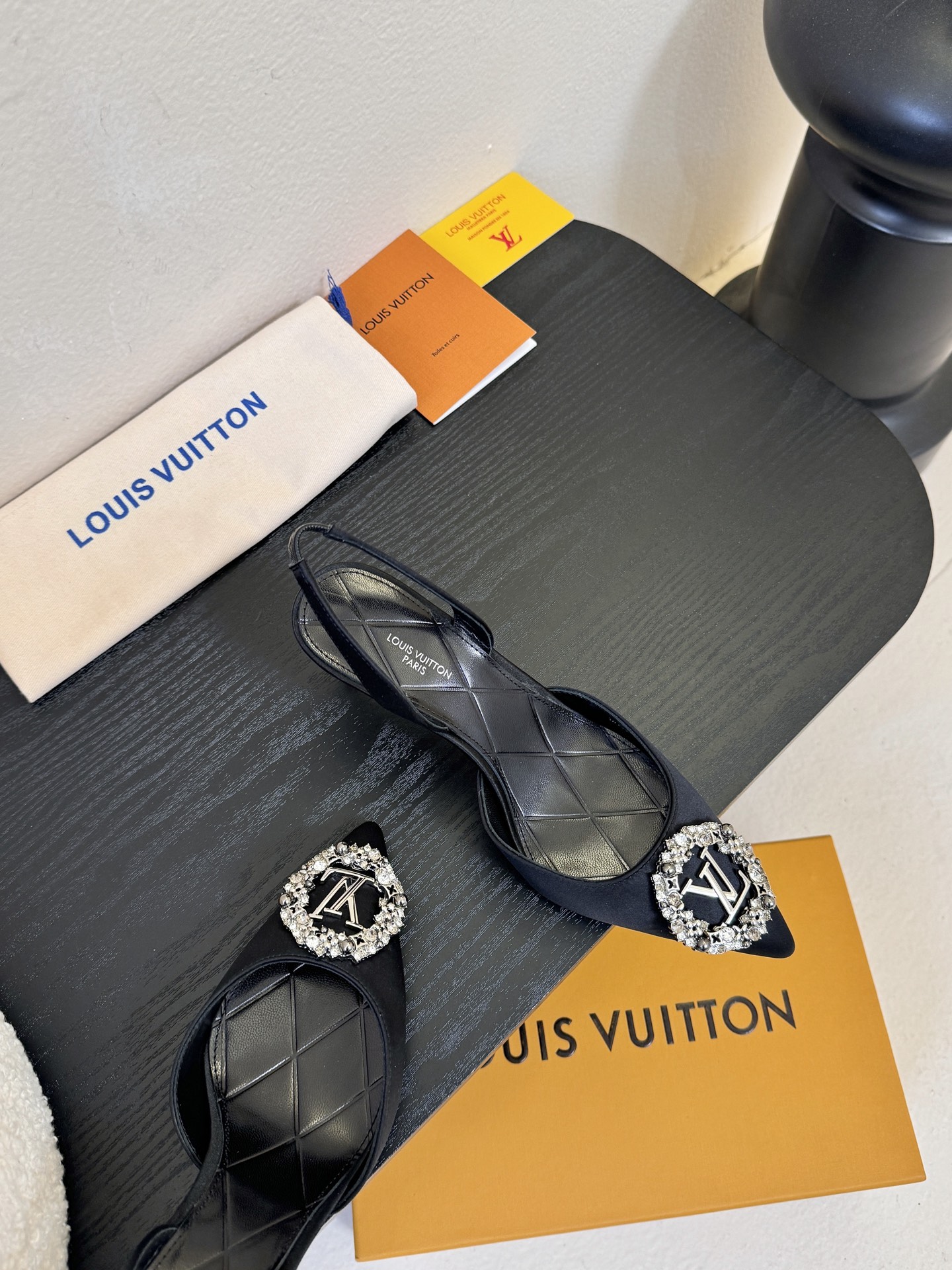 凉鞋 LV驴牌26年新款 珍珠钻扣尖头高跟鞋缎面光泽➕满钻logo,被LV的绝美配色狠狠拿捏！美到跺脚，