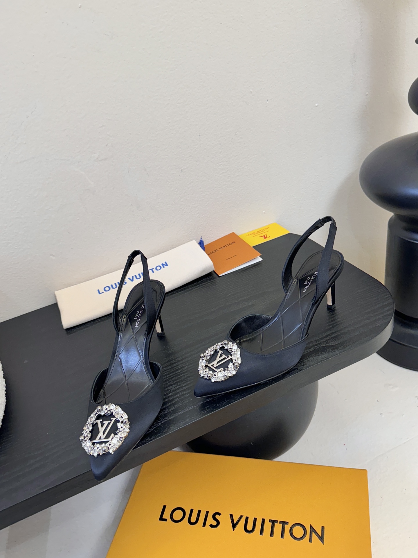 凉鞋 LV驴牌26年新款 珍珠钻扣尖头高跟鞋缎面光泽➕满钻logo,被LV的绝美配色狠狠拿捏！美到跺脚，