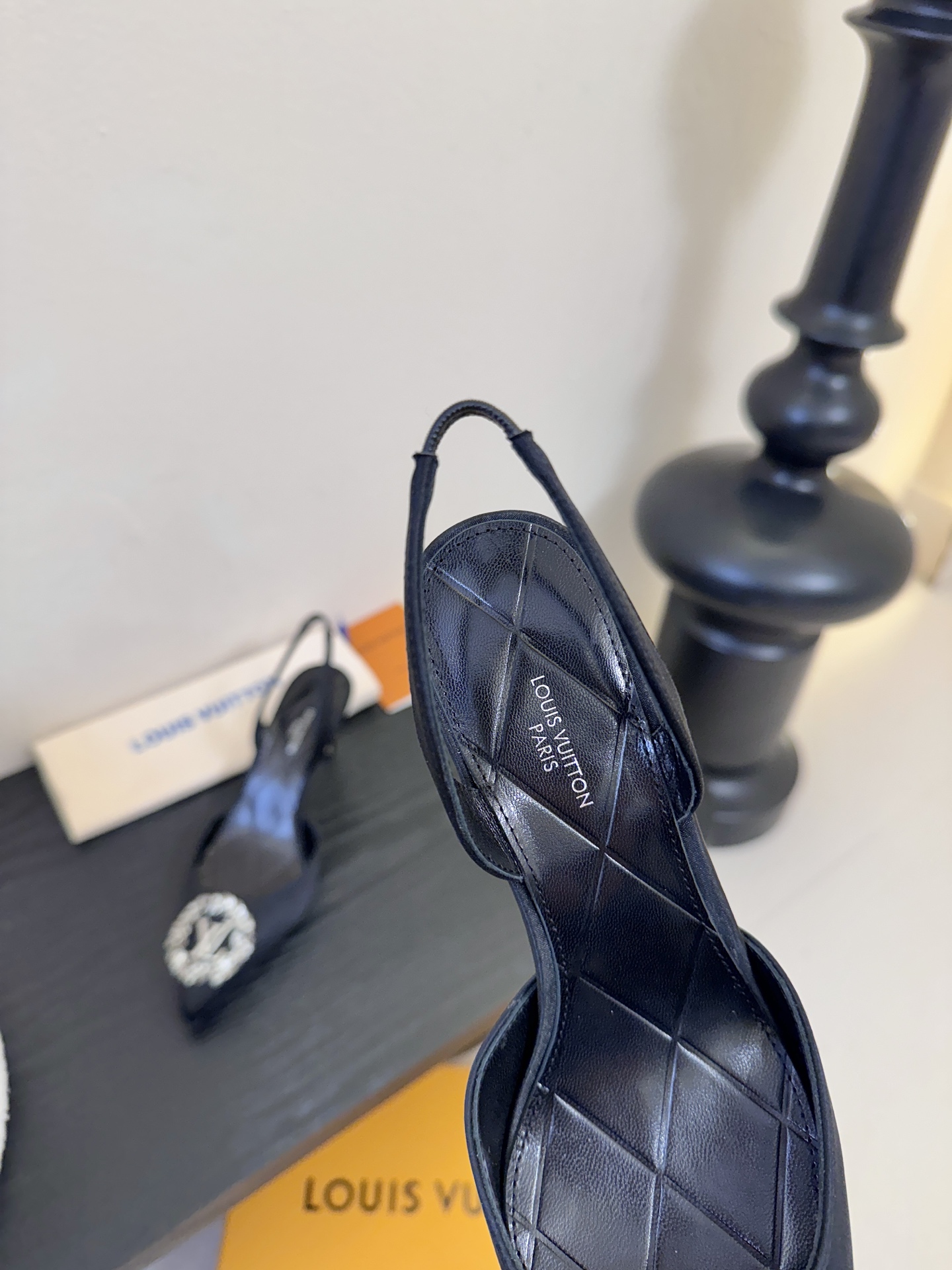 凉鞋 LV驴牌26年新款 珍珠钻扣尖头高跟鞋缎面光泽➕满钻logo,被LV的绝美配色狠狠拿捏！美到跺脚，