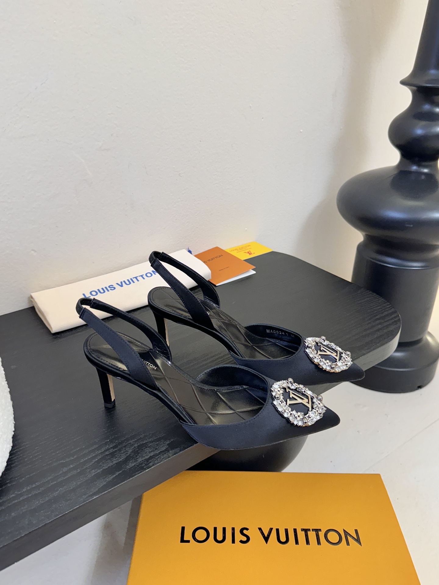 凉鞋 LV驴牌26年新款 珍珠钻扣尖头高跟鞋缎面光泽➕满钻logo,被LV的绝美配色狠狠拿捏！美到跺脚，