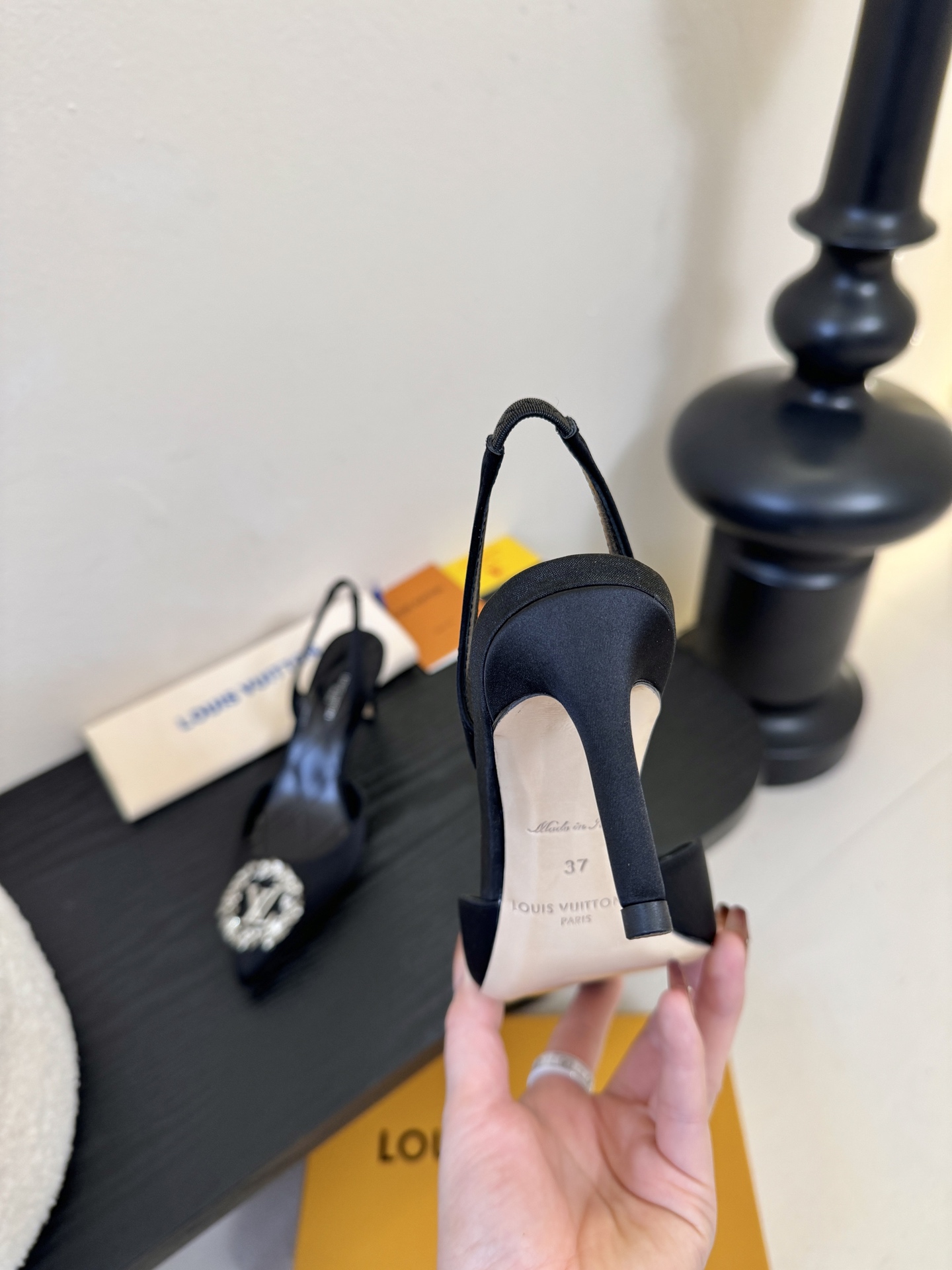 凉鞋 LV驴牌26年新款 珍珠钻扣尖头高跟鞋缎面光泽➕满钻logo,被LV的绝美配色狠狠拿捏！美到跺脚，