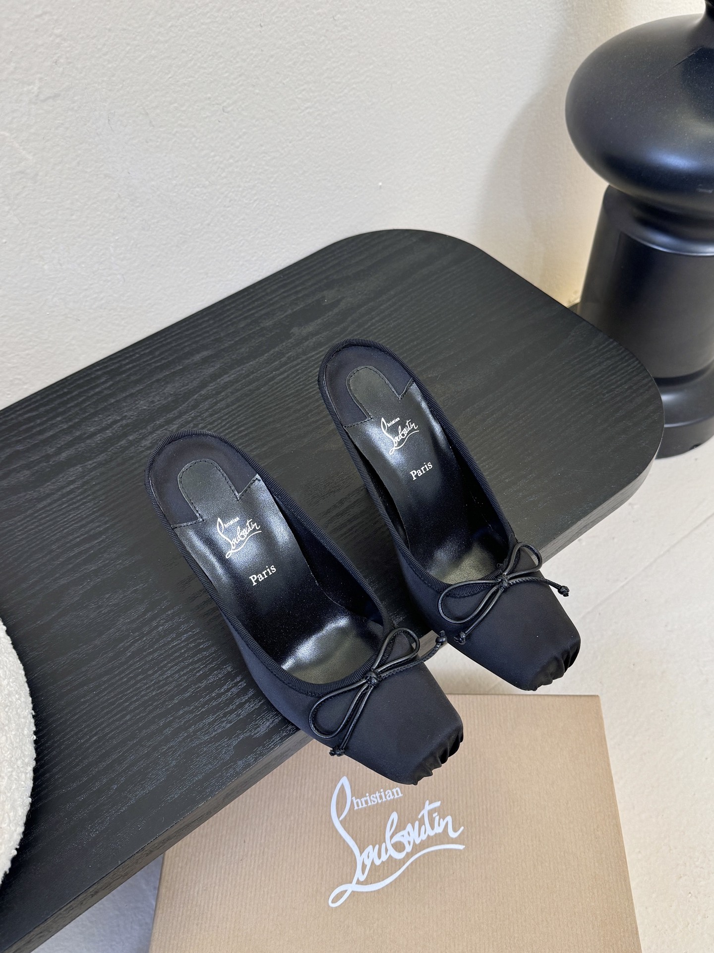 NO:711086,CL x Maison margin  Split-toe shoes. All three shoes are decorated with the designer's classic red sole, reinterpreting the classic split-toe design with exquisite craftsmanship. They are spliced into two separate pieces of material instead of the traditional split-toe cutting process, giving the shoes an elegant heart-shaped outline, just like the line of a woman's collarbone. This design cleverly echoes the concept of 'unconscious charm' advocated by Maison Margiela - those charming images deeply rooted in the collective subconscious, injecting a subtle and implicit sexy temperament into the classic Tabi shoes.  Margiela co-branded CL's fashion-subverting joint feast has ushered in another epic collision in the fashion world!  The joint series between Maison Margiela and CL is officially launched, instantly igniting the enthusiasm of fashion lovers around the world!  This cross-border collaboration is not only a perfect fusion of fashion and music, but also a subversive attempt to break conventions and reshape classics. Every item of Margiela's CL collaboration is full of bold design and unique artistic sense, from deconstructed jackets to futuristic accessories, every detail demonstrates Margiela's avant-garde aesthetics and CL's personality. Whether it is street style or high-end style, this series can satisfy all your imaginations about fashion!  Silk upper, original molded outsole, size 35~41 (40.41 customized, non-refundable), semi-drag high heels, masion margiela, sandals, high heels, jackets & coats, real silk19860909CL x Maison margiel* 新品高跟凉鞋 Maison Margiela 与 Christian Louboutin 推出首个联名鞋履系列 全新合作以两种互相交融的设计理念为核 心,展现了时装设计师 John Galliano 与鞋履大师 Christian Louboutin 别具一格的创意语言 鞋款,巧妙融合了两大品牌的设计基因,呈现出独特风格与共通之处. Maison Margiela 标志性的 Tabi 分趾鞋.三款鞋履均饰以设计师经典的红底,以其精湛工艺重新诠释经典分趾设计通过两块独立材质拼接而成,而非传统的分趾切割工艺,赋予鞋款优雅的心形轮廓,宛如女性的锁骨线条.此设计巧妙呼应了 Maison Margiela 推崇的”无意识魅力”理念——那些深植于集体潜意识中的迷人意象,为经典 Tabi 鞋款注入了微妙而含蓄的性感气质. 马吉拉联名CL颠覆时尚的联名盛宴时尚圈又迎来了一次史诗级的碰撞！Maison Margiela与CL的联名系列正式登场,瞬间点燃全球潮流爱好者的热情！这场跨界合作不仅是时尚与音乐的完美融合,更是打破常规、重塑经典的颠覆性尝试. 马吉拉联名CL 的每一件单品都充满了大胆的设计与独特的艺术感,从解构主义的外套到未来感十足的配饰,每一处细节都彰显着马吉拉的前卫美学与CL的个性态度.无论是街头风还是高定范儿,这个系列都能满足你对时尚的所有想象！ 鞋面真丝 大底原版开模大底 码数35~41码（40.41定制不退换）,半拖高跟鞋,masion margiela,sandals,high heels,jackets & coats,real silk,Women's Shoes