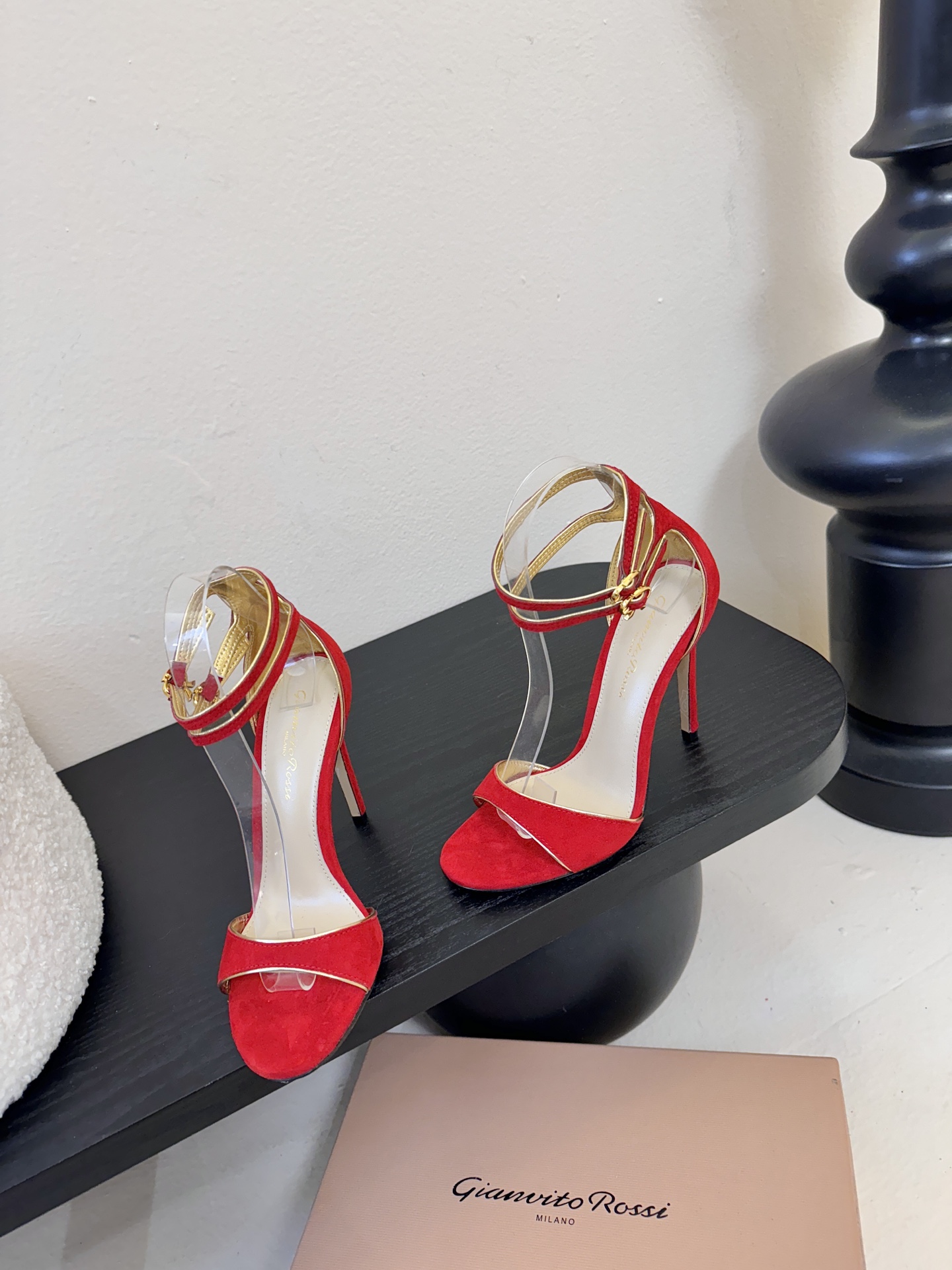 Gianvito Rossi 26WF新品一字带高跟凉鞋 它并非简单的潮流单品而是跨越时间的设计宣言是建