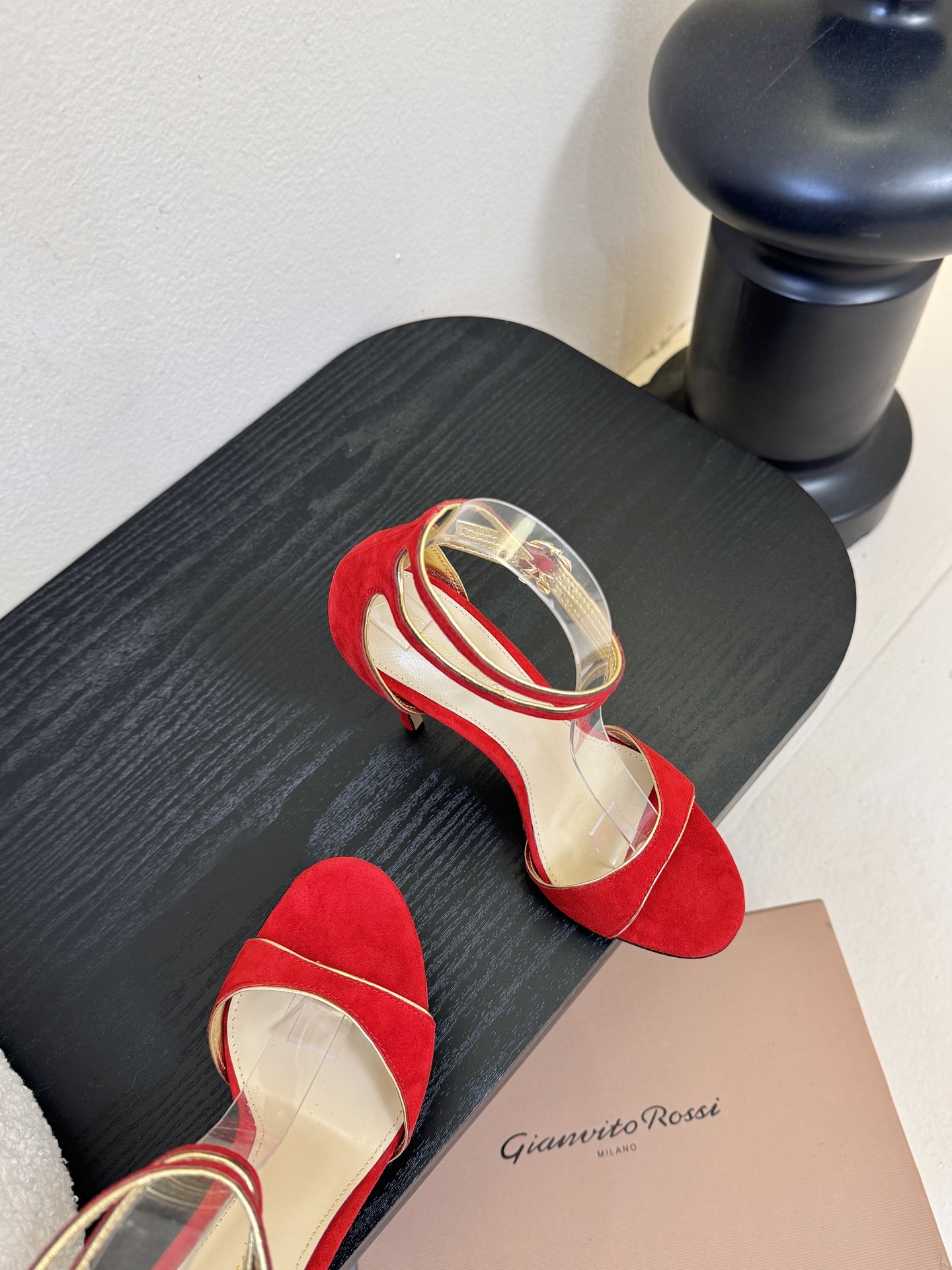 Gianvito Rossi 26WF新品一字带高跟凉鞋 它并非简单的潮流单品而是跨越时间的设计宣言是建