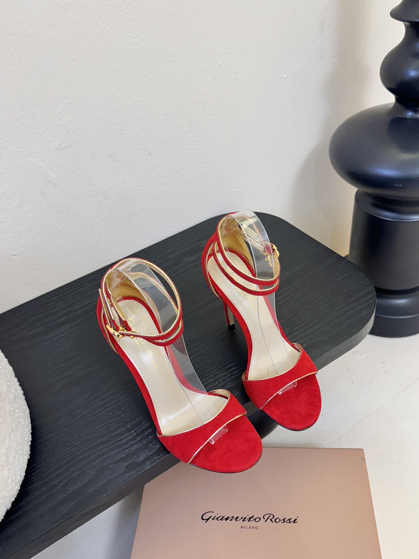 Gianvito Rossi 26WF新品一字带高跟凉鞋 它并非简单的潮流单品而是跨越时间的设计宣言是建