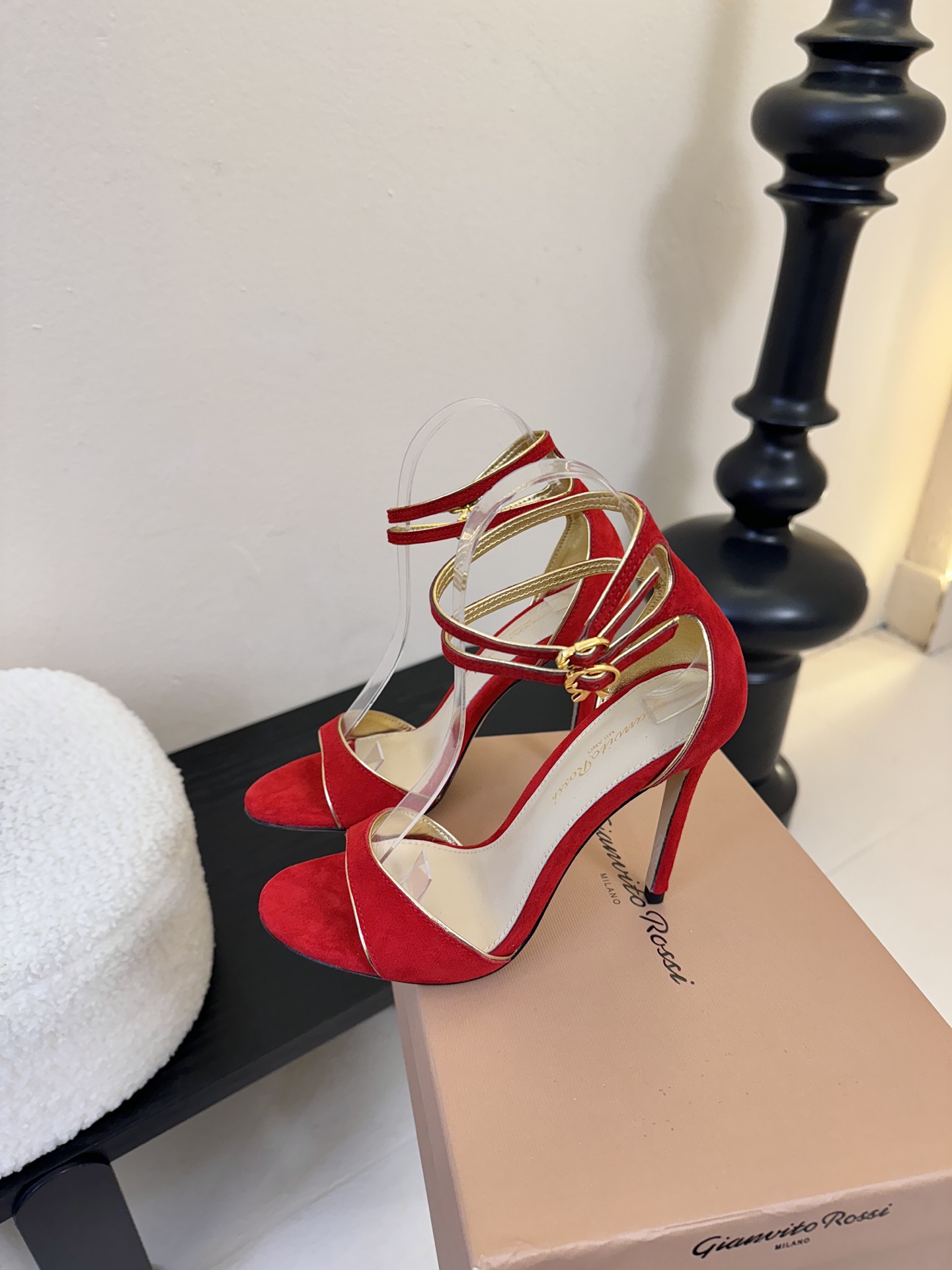 Gianvito Rossi 26WF新品一字带高跟凉鞋 它并非简单的潮流单品而是跨越时间的设计宣言是建