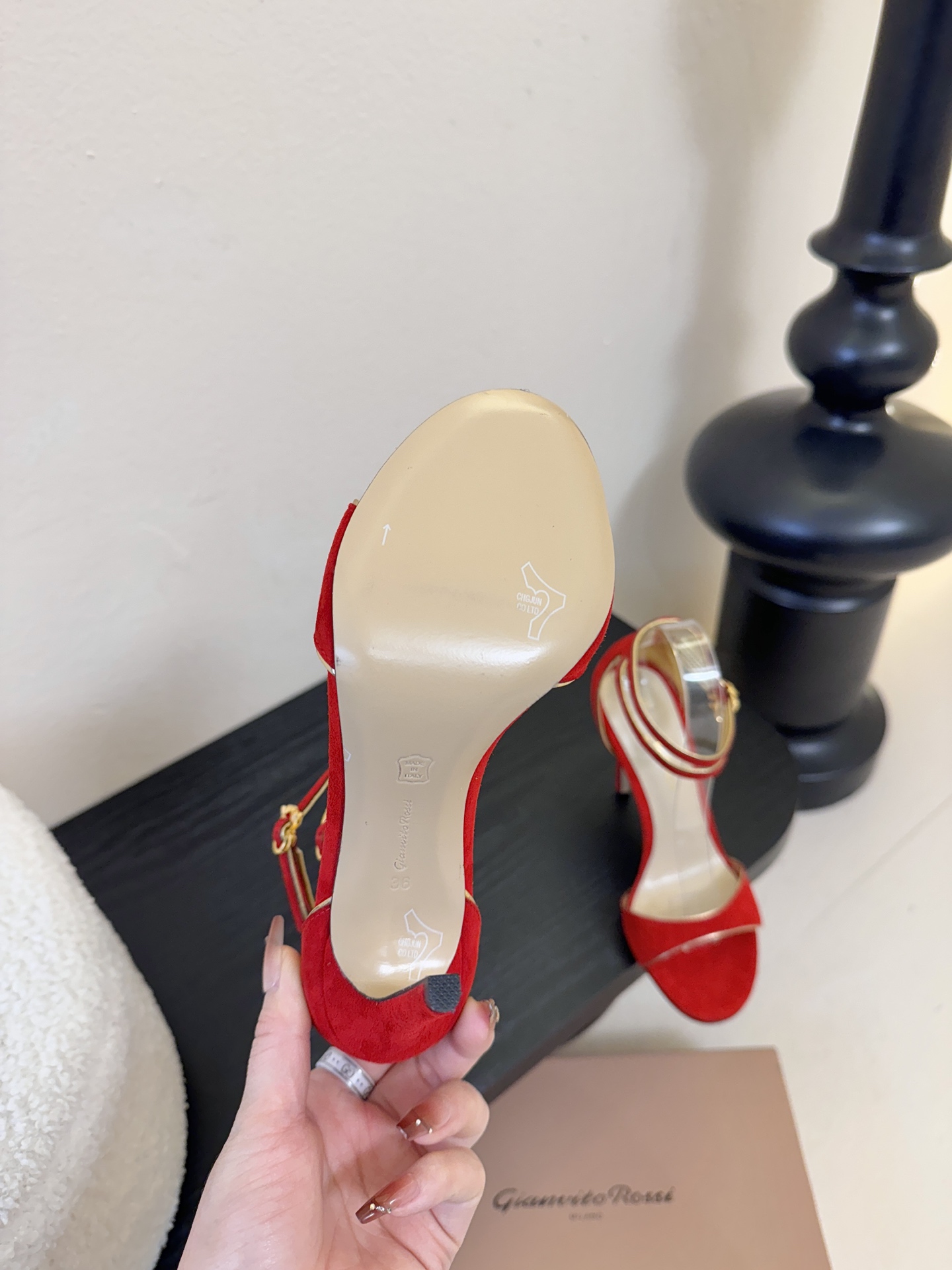 Gianvito Rossi 26WF新品一字带高跟凉鞋 它并非简单的潮流单品而是跨越时间的设计宣言是建