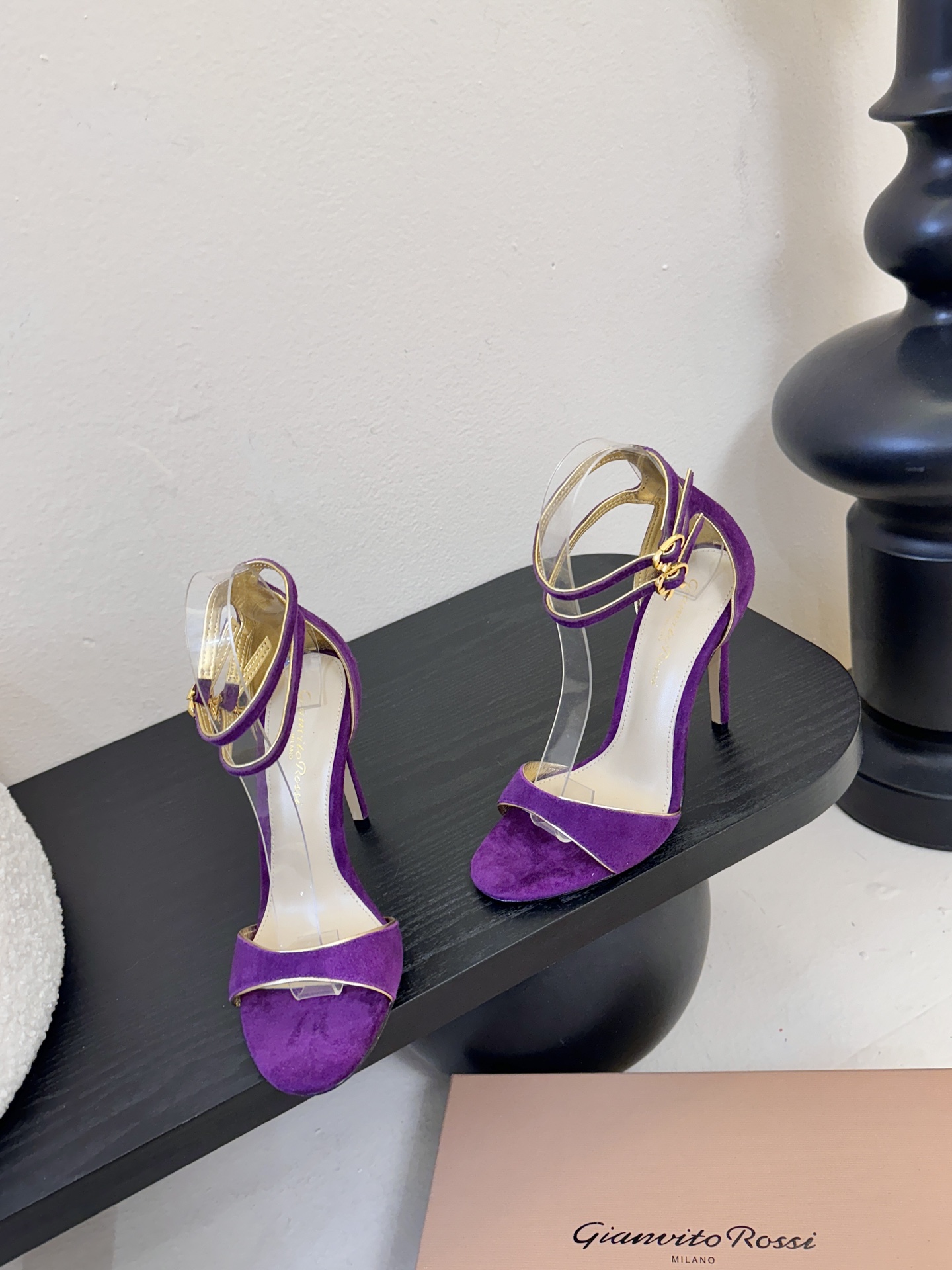 Gianvito Rossi 26WF新品一字带高跟凉鞋 它并非简单的潮流单品而是跨越时间的设计宣言是建