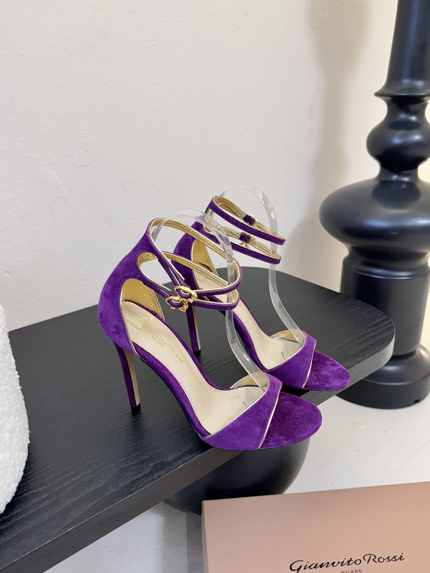 Gianvito Rossi 26WF新品一字带高跟凉鞋 它并非简单的潮流单品而是跨越时间的设计宣言是建