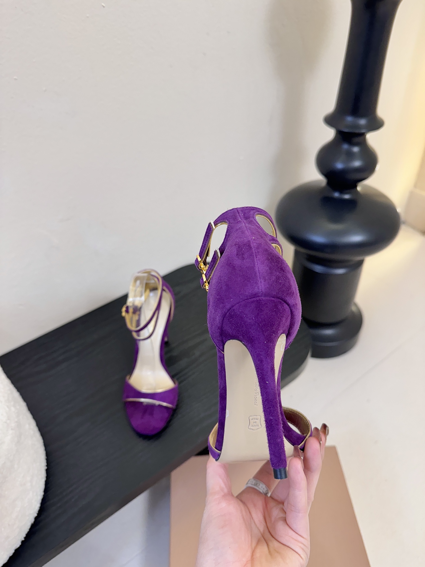 Gianvito Rossi 26WF新品一字带高跟凉鞋 它并非简单的潮流单品而是跨越时间的设计宣言是建