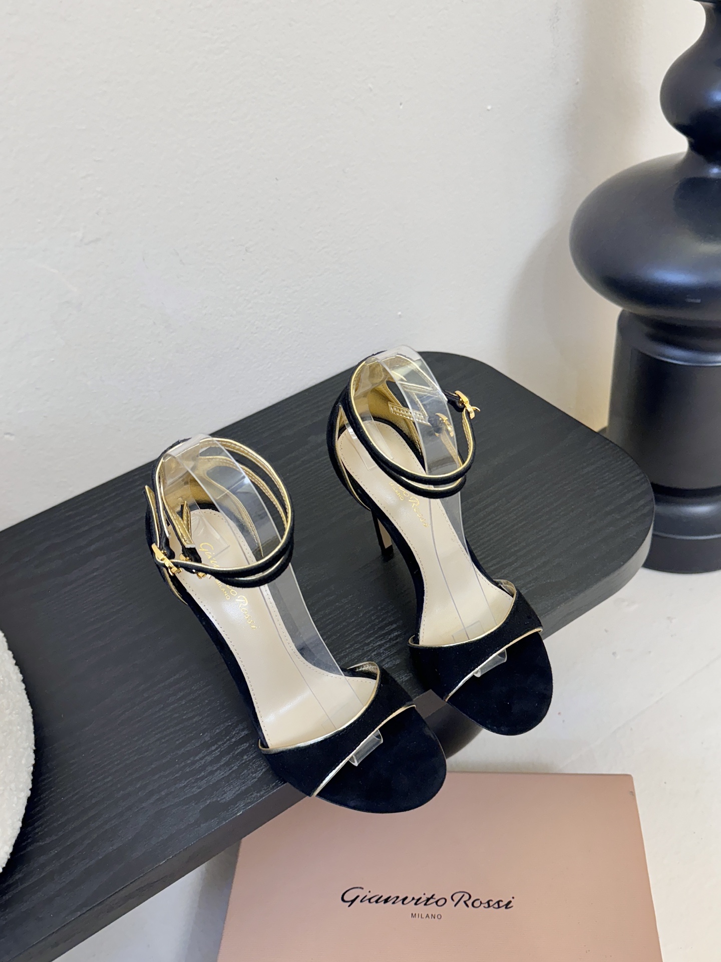 NO:711106,Gianvito Rossi 26WF's new one-strap high-heeled sandals are not a simple fashion item, but a design statement that spans time. They are the perfect fusion of architectural aesthetics and ergonomics. They are the item in every woman's wardrobe that 'only knows its importance when it is absent.' The seemingly simple design of 'one-strap' is precisely the concentration of GR's decades of shoemaking skills. After hundreds of arc adjustments and width tests, it finally adopts a golden ratio posture.  It precisely surrounds the slenderest part of the arch of the foot. It abandons all unnecessary decoration and focuses the visual focus entirely on the line itself, which is the smooth curve extending from the ankle to the toe. It is a breathing space between the instep and the shoes. This is not only to show the beauty of the skin, but also to visually extend the leg line infinitely, making every step an elegant reshape. The fabric is made of original custom leather, and the lining of the tiptoe is all sheepskin. The genuine leather outsole imported from Italy  size35-39 (customized 40/41), high heels sandals, sandals, high heels, sheepskin, gold, Leather soles19860909Gianvito Rossi 26WF新品一字带 高跟凉鞋 它并非简单的潮流单品 而是跨越时间的设计宣言 是建筑美学与人体工学的完美融合 是每一位女性衣橱中 那件“缺席时方知其重要”的存在. “一字带”这个看似简单的设计 恰恰是GR数十年制鞋技艺的浓缩. 经过了上百次的弧度调整与宽度测试 最终以一种黄金比例的姿态 精准地环绕于足弓最纤细之处. 它摒弃了一切多余的装饰 将视觉焦点完全集中于线条本身 那是从脚踝延伸至足尖的流畅曲线 是脚背与鞋履之间呼吸般的留白. 这不仅是为了展现肌肤的美感 更是为了在视觉上无限延伸腿部线条 让每一步都成为优雅重塑. 面料采用原版定制皮料 内里踮脚均为羊皮 意大利进口真皮大底 size35-39（40/41定制）,高跟鞋凉鞋,sandals,high heels,sheepskin,gold,Leather soles,Women's Shoes