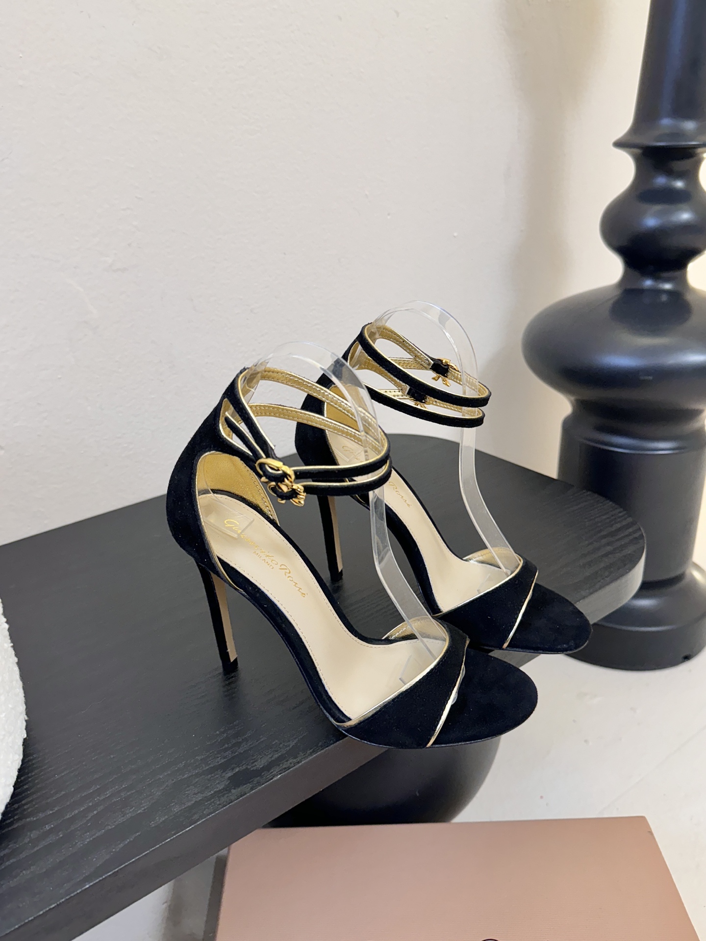 Gianvito Rossi 26WF新品一字带高跟凉鞋 它并非简单的潮流单品而是跨越时间的设计宣言是建