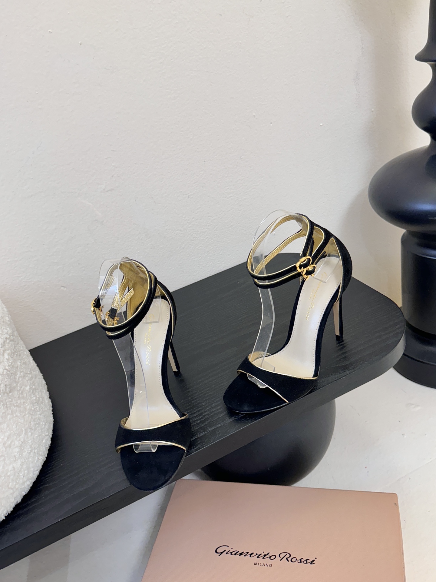 Gianvito Rossi 26WF新品一字带高跟凉鞋 它并非简单的潮流单品而是跨越时间的设计宣言是建