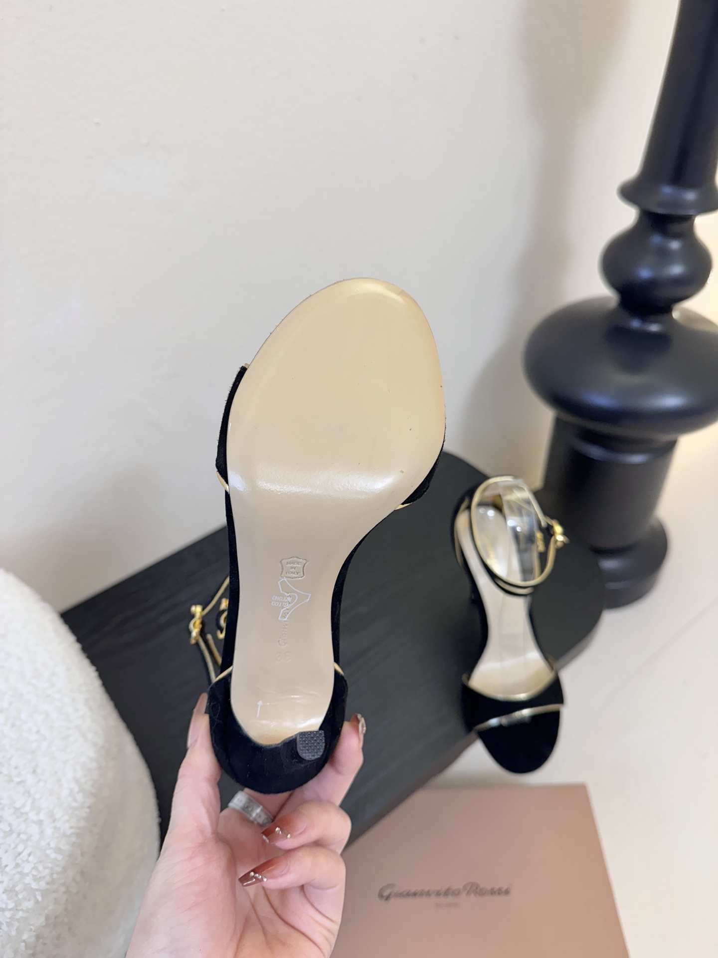 Gianvito Rossi 26WF新品一字带高跟凉鞋 它并非简单的潮流单品而是跨越时间的设计宣言是建