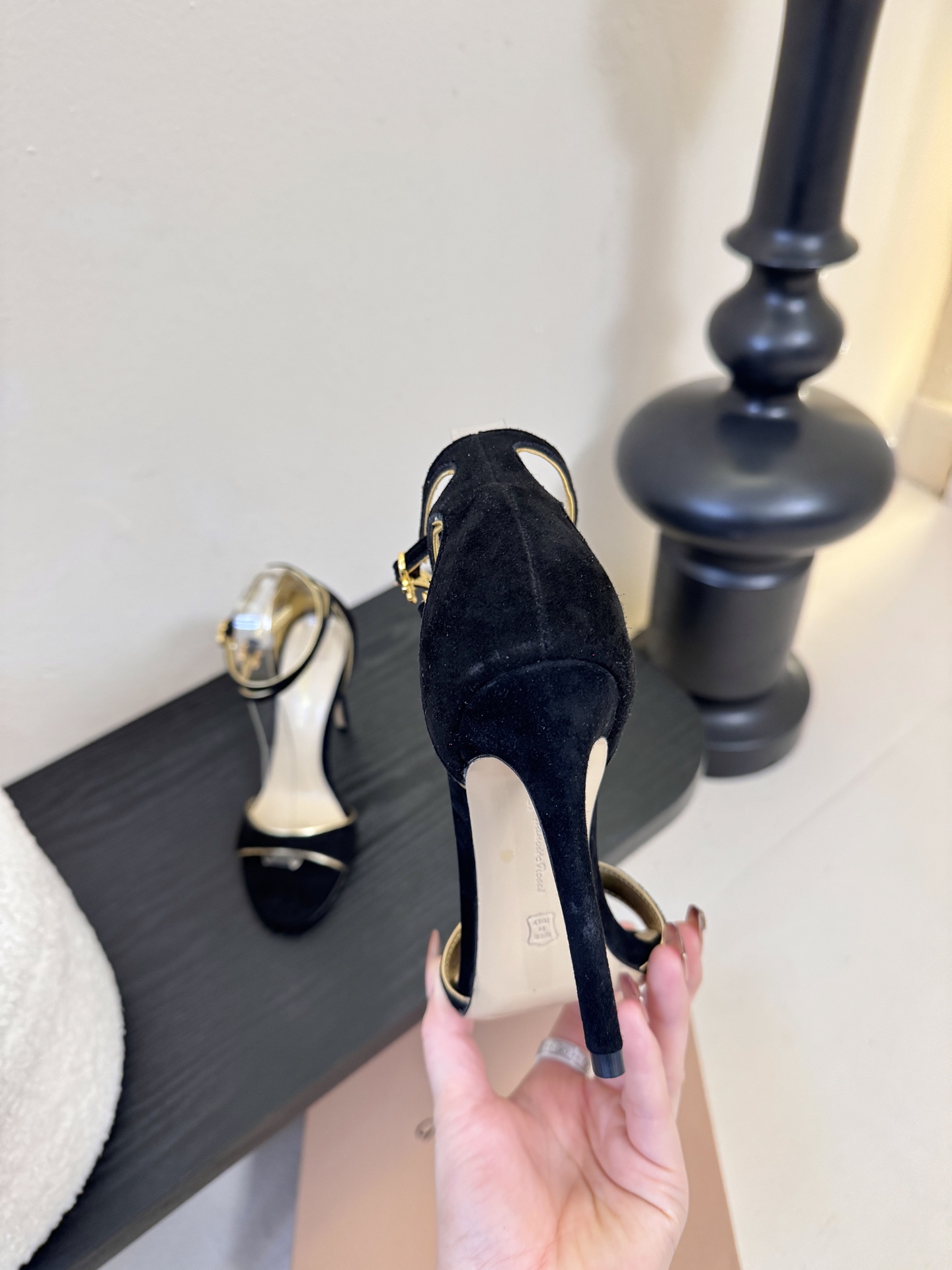 Gianvito Rossi 26WF新品一字带高跟凉鞋 它并非简单的潮流单品而是跨越时间的设计宣言是建