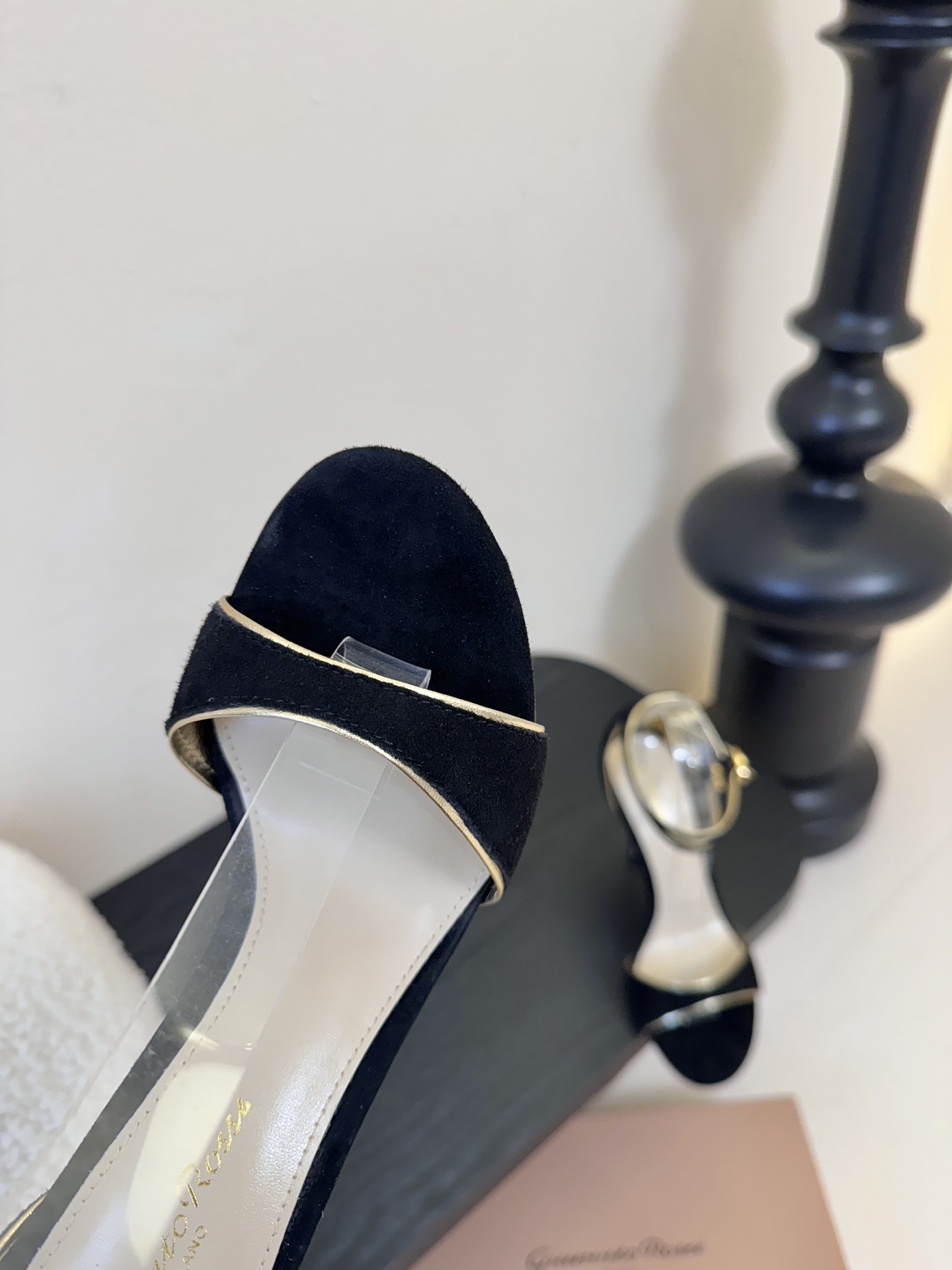 Gianvito Rossi 26WF新品一字带高跟凉鞋 它并非简单的潮流单品而是跨越时间的设计宣言是建