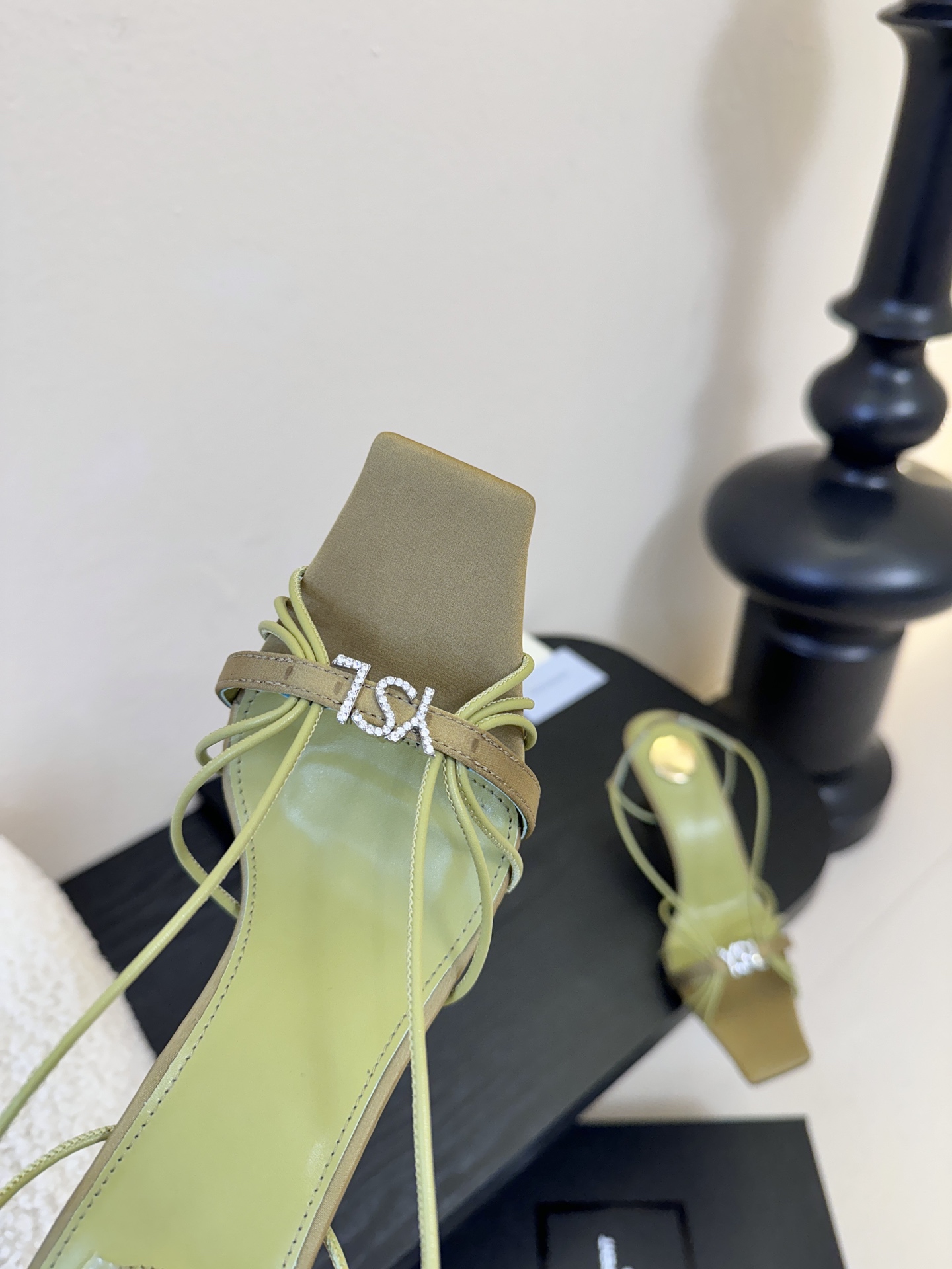 圣罗兰Saint Lauren* ss新YSL Logo方头凉鞋Ysl走秀款高跟鞋 各种小裙子搭配起来 