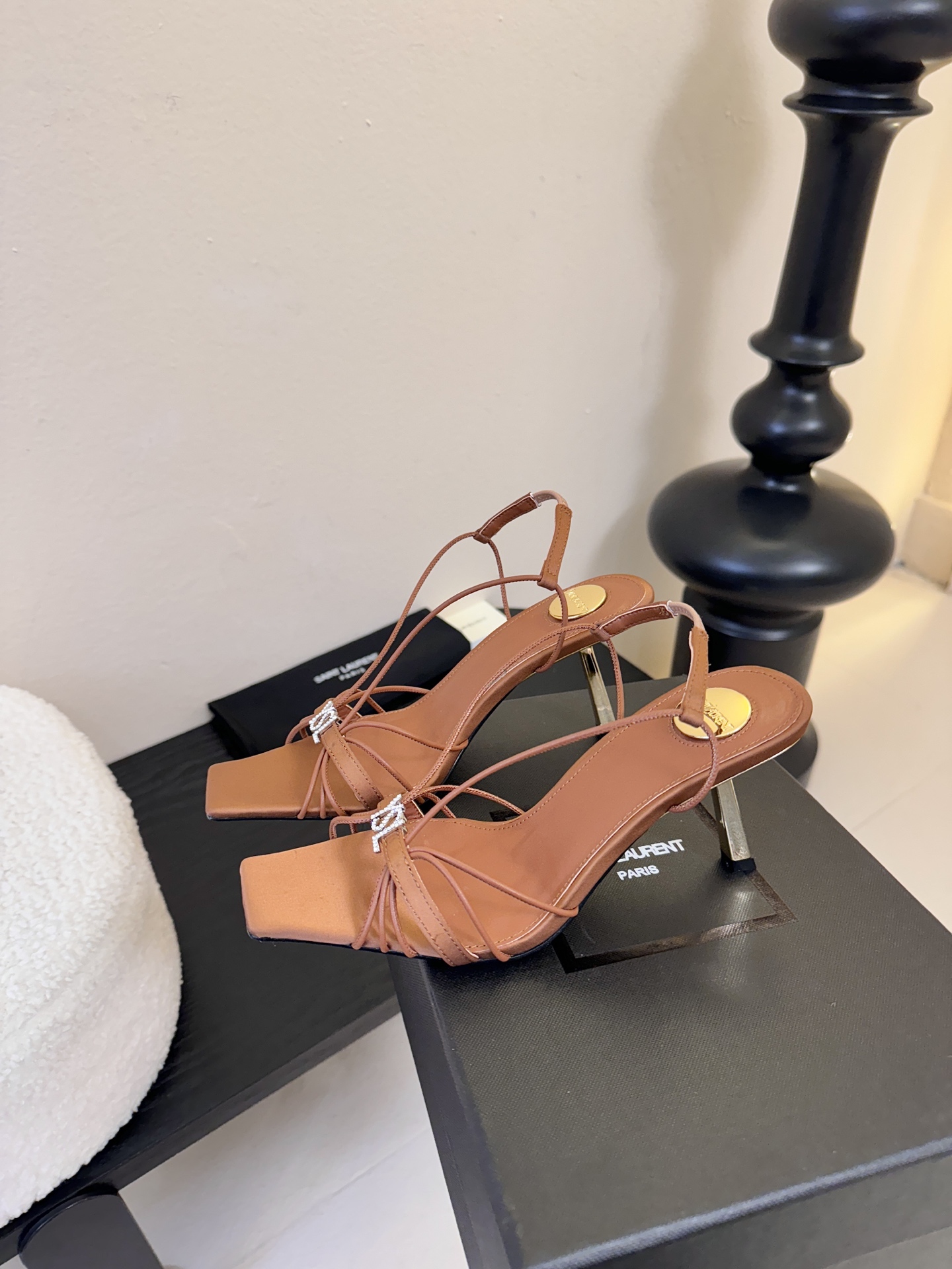 圣罗兰Saint Lauren* ss新YSL Logo方头凉鞋Ysl走秀款高跟鞋 各种小裙子搭配起来 