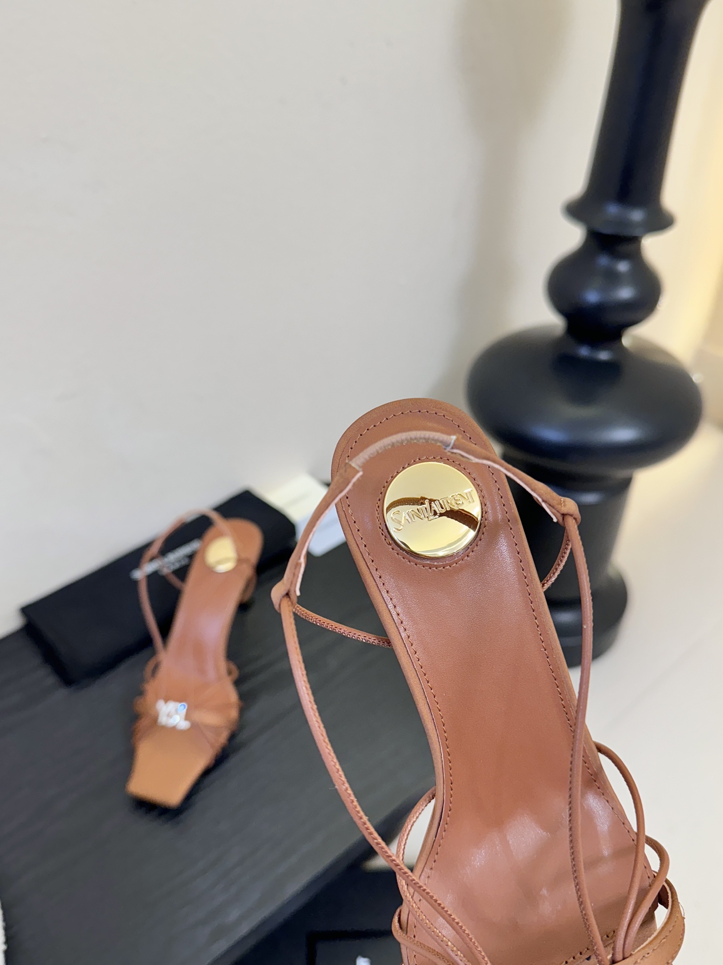 圣罗兰Saint Lauren* ss新YSL Logo方头凉鞋Ysl走秀款高跟鞋 各种小裙子搭配起来 