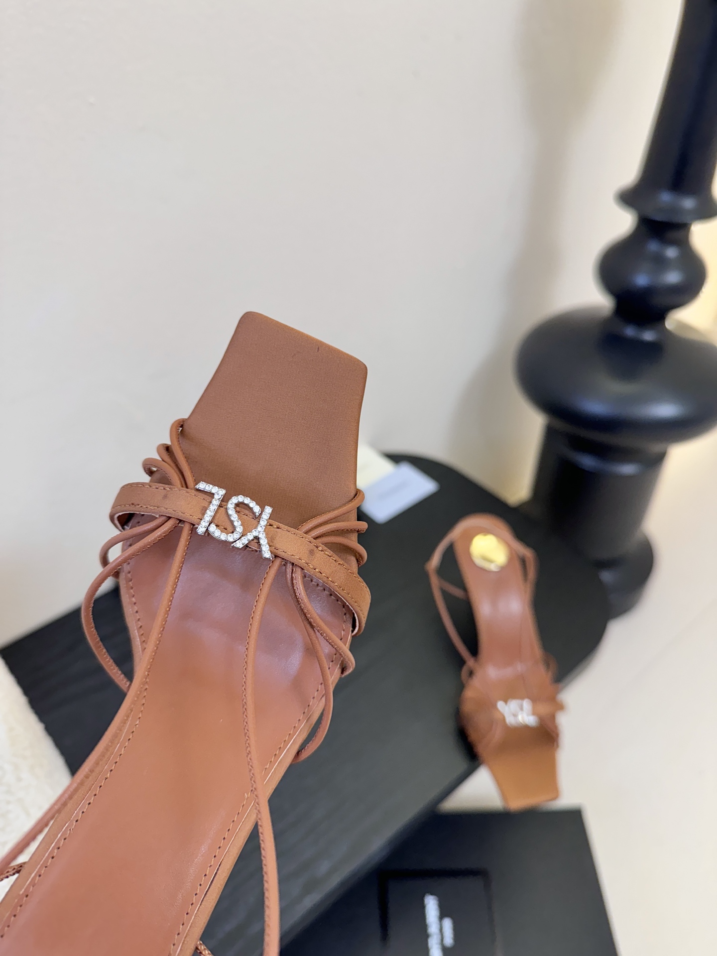 圣罗兰Saint Lauren* ss新YSL Logo方头凉鞋Ysl走秀款高跟鞋 各种小裙子搭配起来 