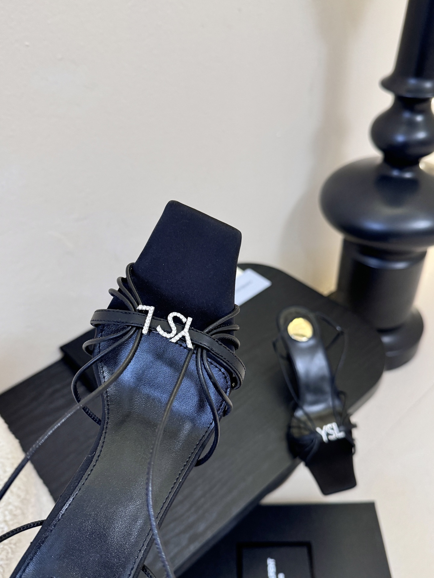 圣罗兰Saint Lauren* ss新YSL Logo方头凉鞋Ysl走秀款高跟鞋 各种小裙子搭配起来 