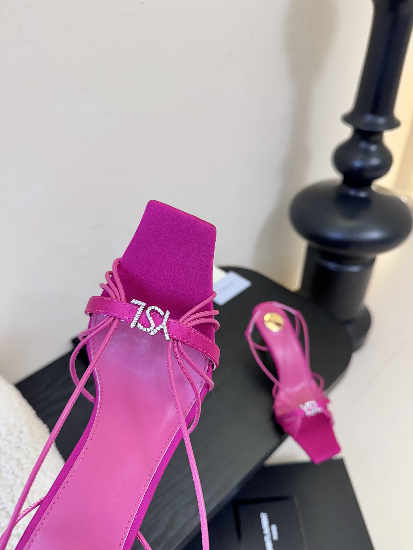 圣罗兰Saint Lauren* ss新YSL Logo方头凉鞋Ysl走秀款高跟鞋 各种小裙子搭配起来 