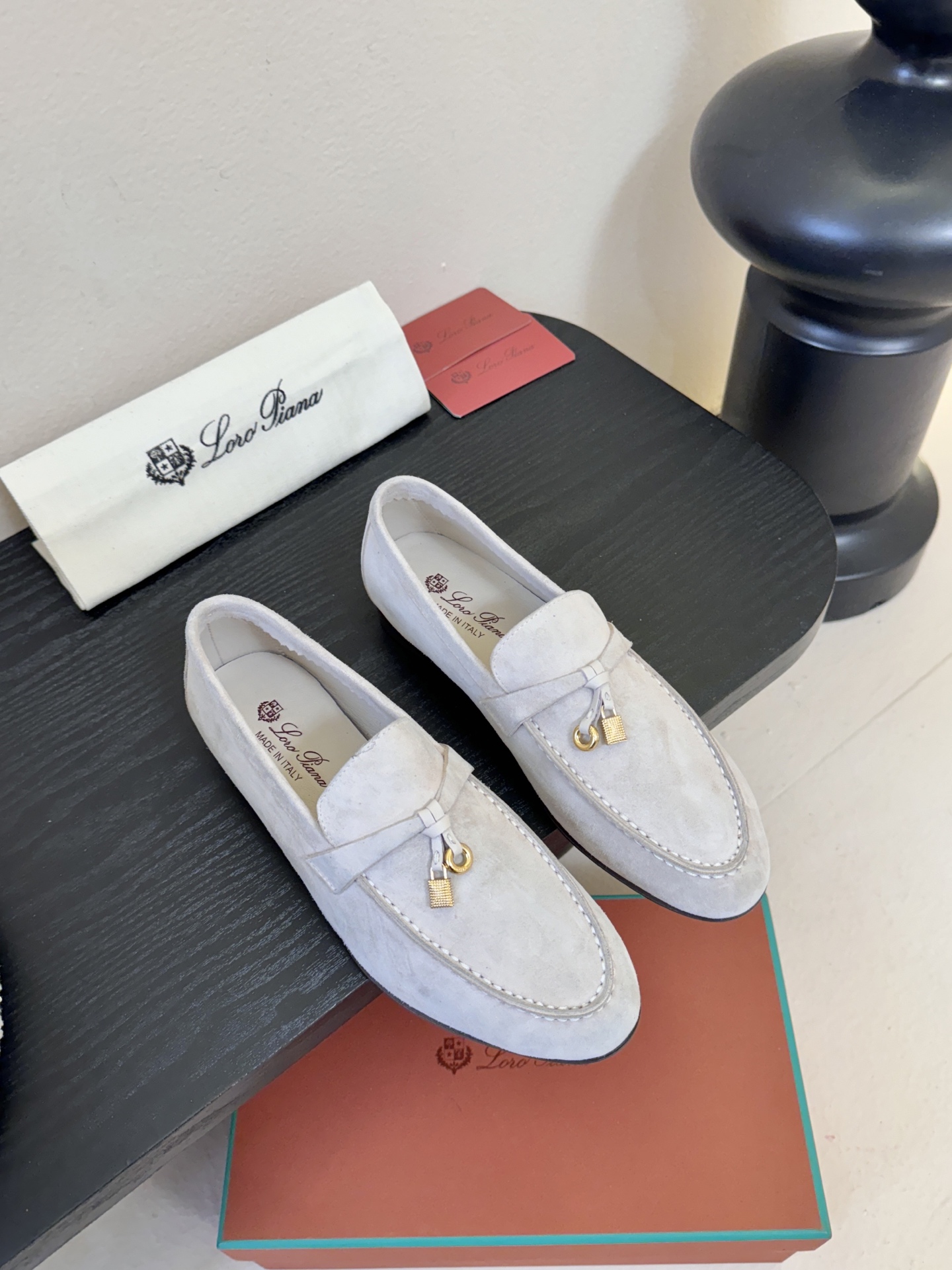 NO:725214,Women's Men's Loropiana classic couple style high mercerized cowhide loafers. LP has always been a design style based on ease of wear and comfort. In recent years, the old money style has been super worn. This loafer is no exception. The simple tassel design concept is extremely minimalist when combined with the brand's classic colors for embellishment!  Really a pair of items that can be worn regardless of age, occupation or outfit. Leather material selection: imported sheep suede. Lining: sheepskin lining. Original Italian leather outsole. Size women's 35-41 men's 39-45 (women's 40.41 men's 44 45 custom-made and non-returnable), loafers, loro piana, loro piana, loafers, cowhide, sheepskin, Leather soles19860909女款 男款 Loropiana经典情侣款高丝光牛皮乐福皮鞋 LP一直是以好穿舒适为主的设计风格 这几年老钱风穿搭超级 这款乐福鞋也不例外 简约流苏的设计理念搭配品牌经典的颜色做点缀显得格外极简！真的做到一双不分年龄不分职业不分穿搭都可以驾驭的单品 皮料选用 : 进口羊反绒 内里: 羊皮内里 原版意大利真皮大底 Size女款35-41 男款39-45（女款40.41男款44 45 定做不退换）,乐福鞋,loro piana,loro piana,loafers,cowhide,sheepskin,Leather soles,Women's Shoes