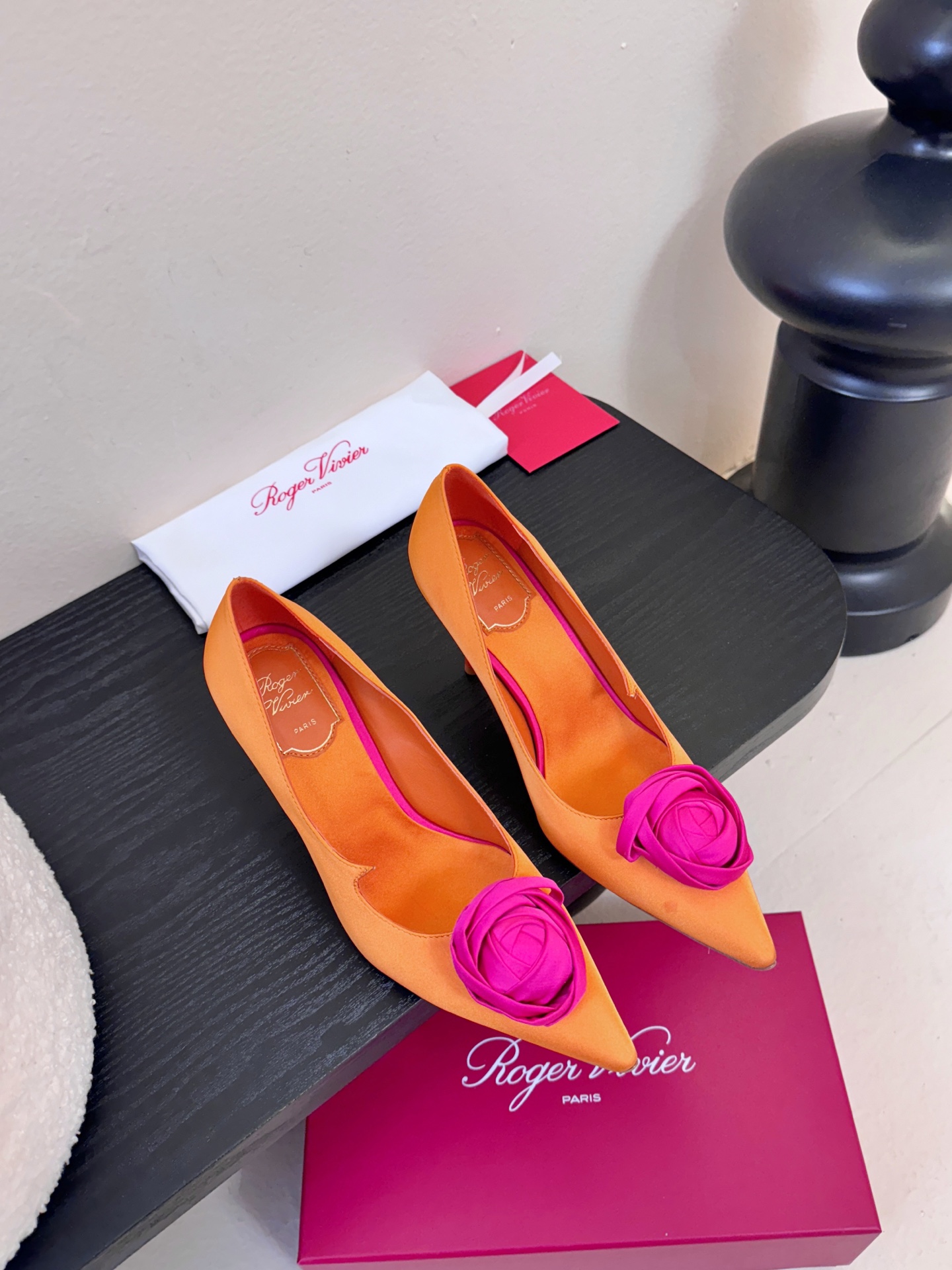 Roger Vivier罗杰·维维亚2026春夏最新款时装鞋超多明星网红种草 经典的尖头设计 玫瑰花扣装