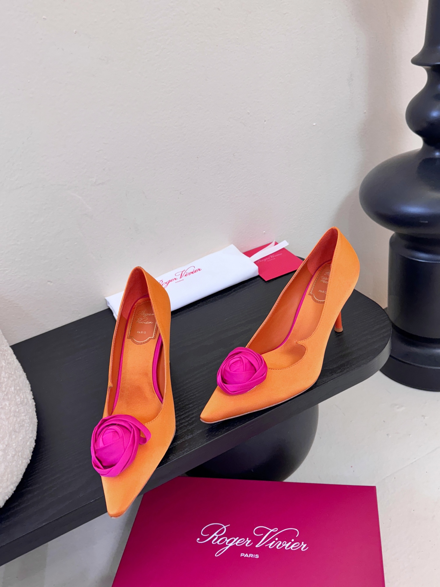 Roger Vivier罗杰·维维亚2026春夏最新款时装鞋超多明星网红种草 经典的尖头设计 玫瑰花扣装