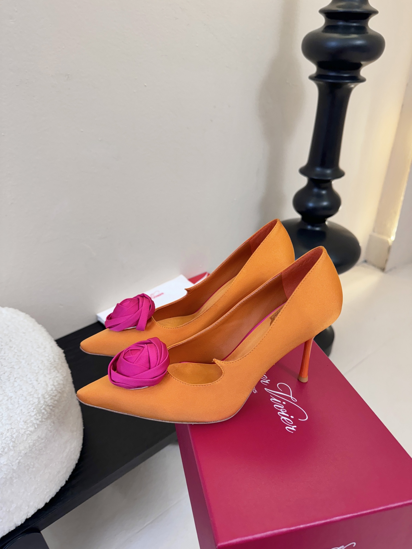 Roger Vivier罗杰·维维亚2026春夏最新款时装鞋超多明星网红种草 经典的尖头设计 玫瑰花扣装