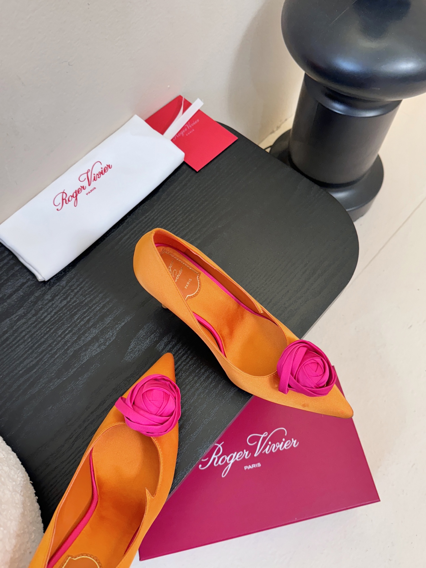 Roger Vivier罗杰·维维亚2026春夏最新款时装鞋超多明星网红种草 经典的尖头设计 玫瑰花扣装