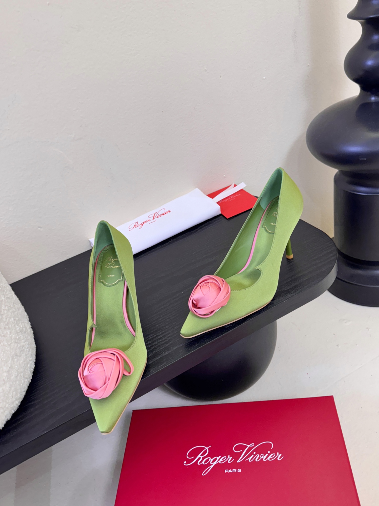 Roger Vivier罗杰·维维亚2026春夏最新款时装鞋超多明星网红种草 经典的尖头设计 玫瑰花扣装