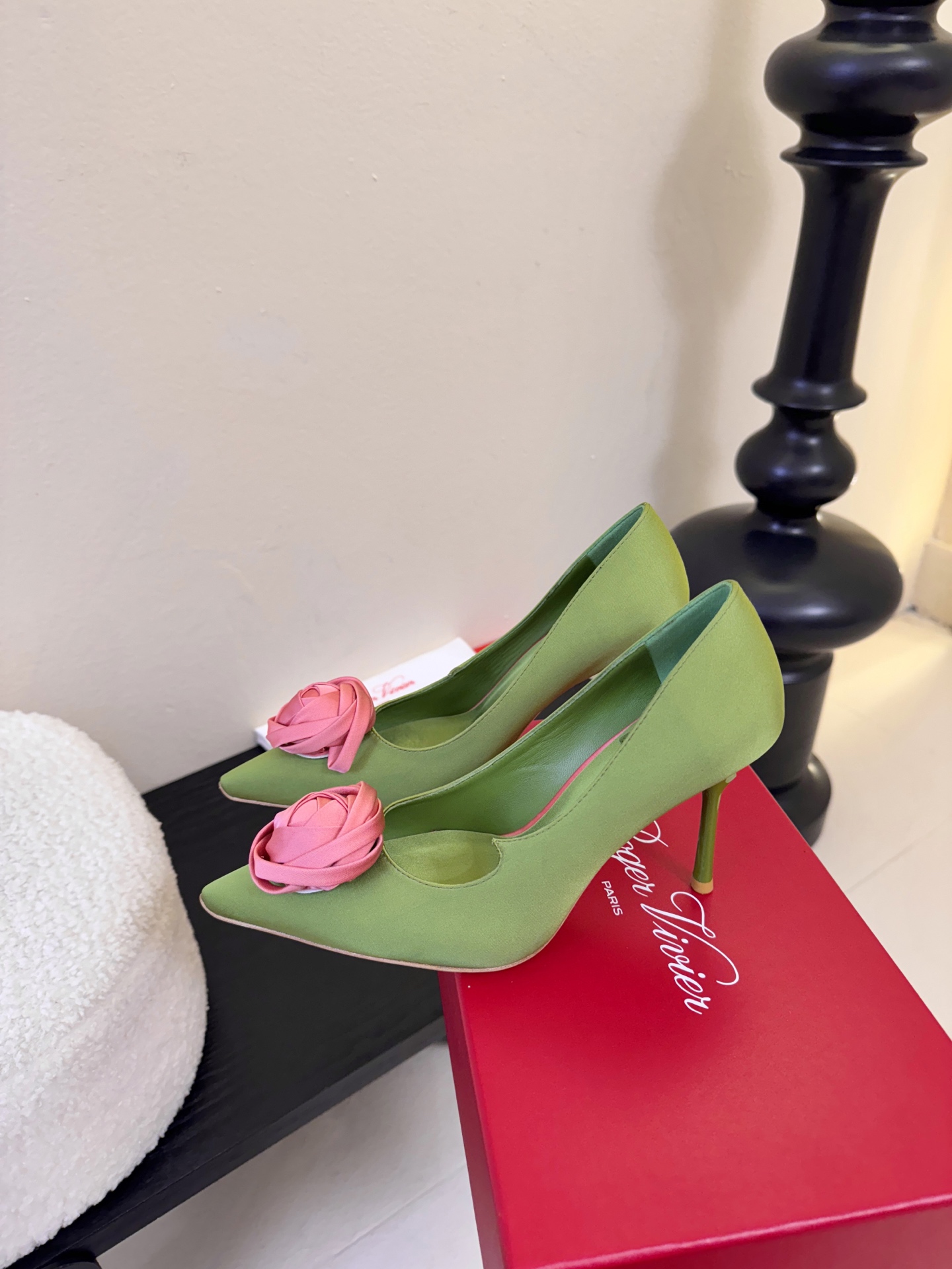 Roger Vivier罗杰·维维亚2026春夏最新款时装鞋超多明星网红种草 经典的尖头设计 玫瑰花扣装