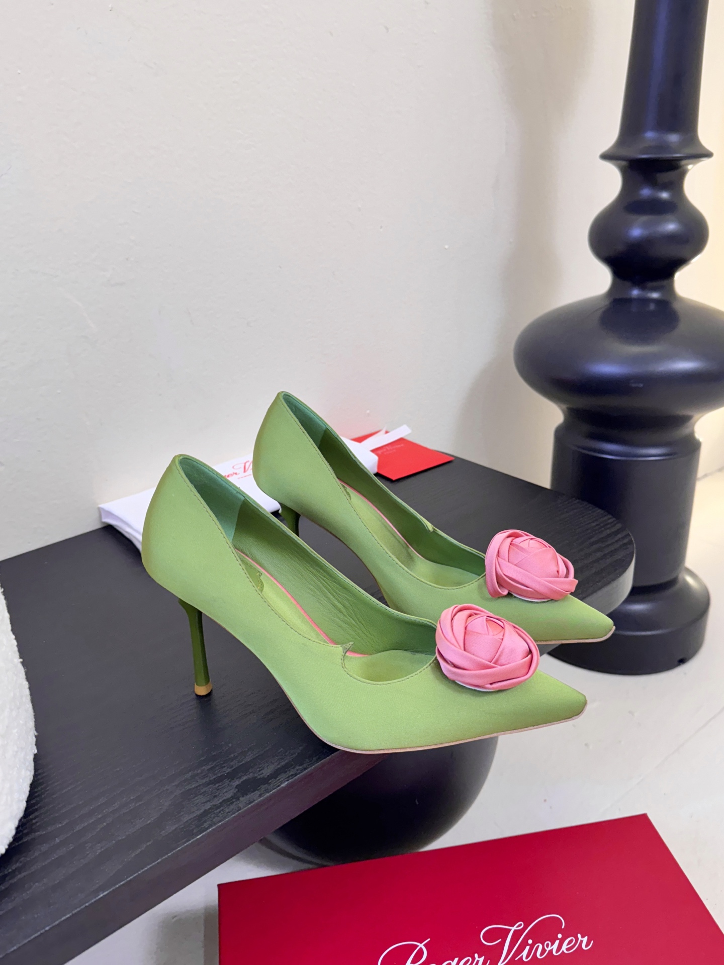 Roger Vivier罗杰·维维亚2026春夏最新款时装鞋超多明星网红种草 经典的尖头设计 玫瑰花扣装