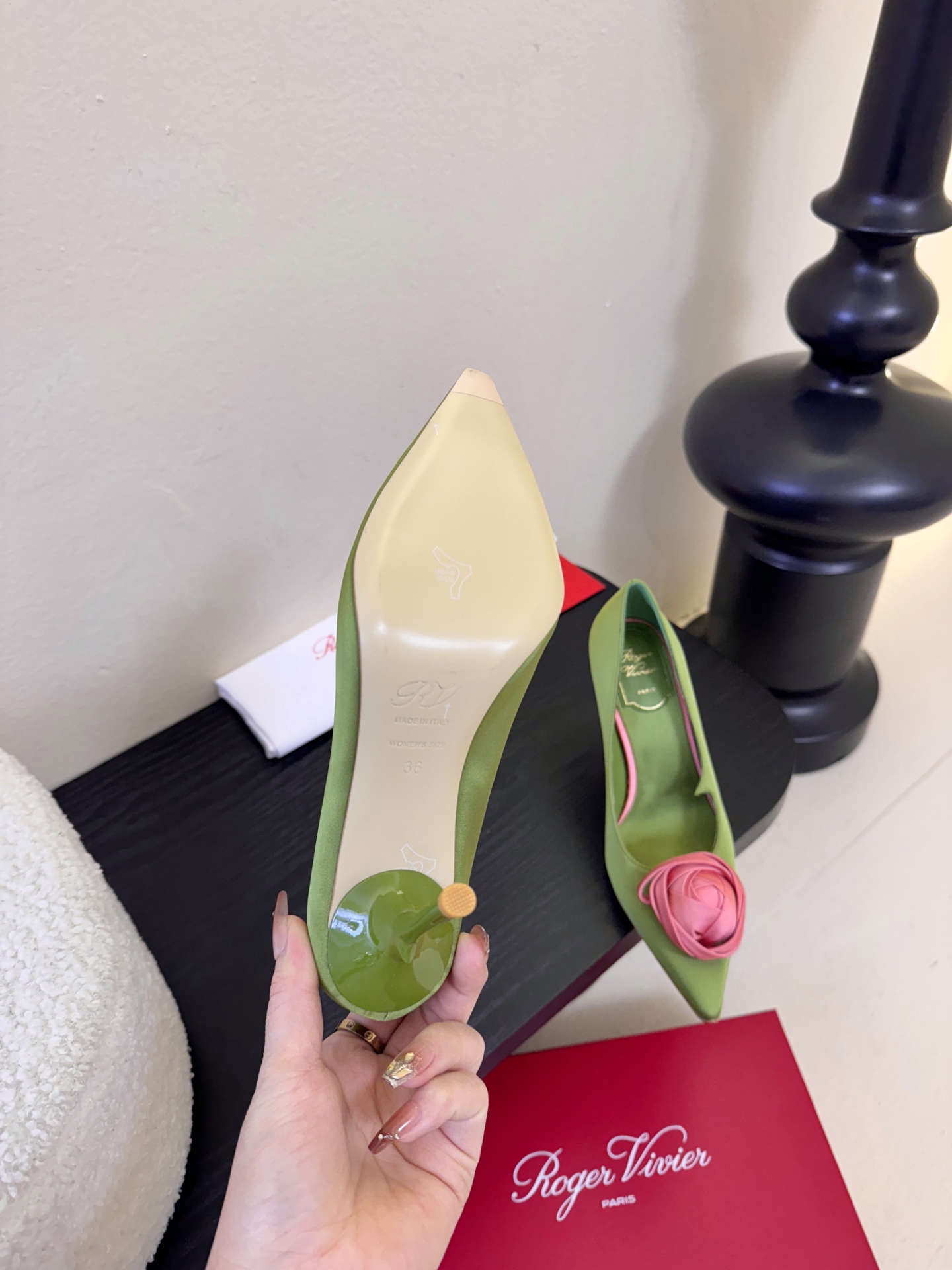 Roger Vivier罗杰·维维亚2026春夏最新款时装鞋超多明星网红种草 经典的尖头设计 玫瑰花扣装