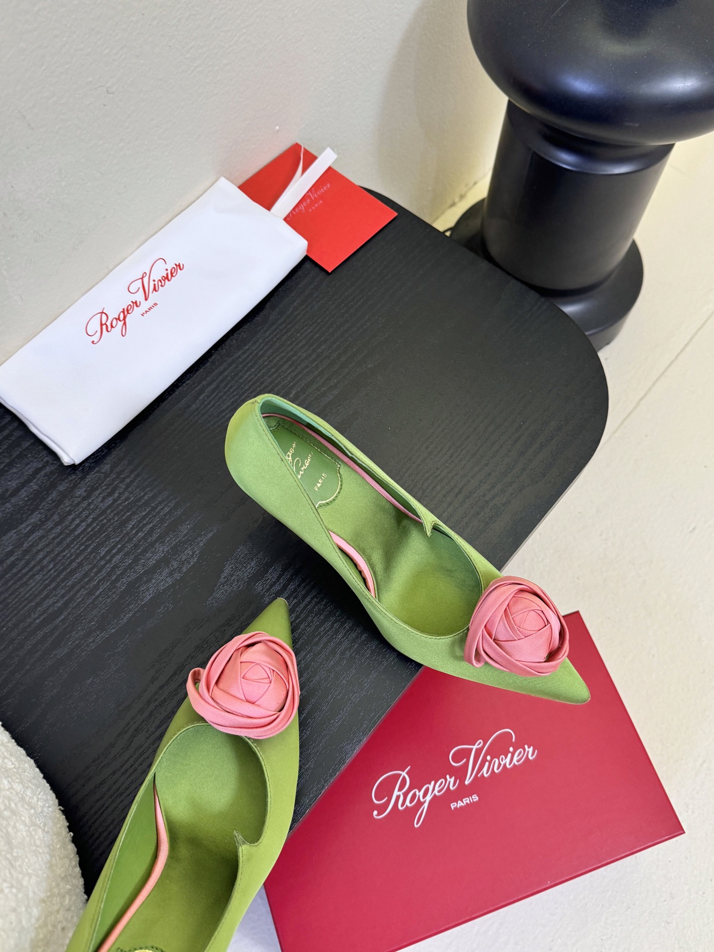 Roger Vivier罗杰·维维亚2026春夏最新款时装鞋超多明星网红种草 经典的尖头设计 玫瑰花扣装