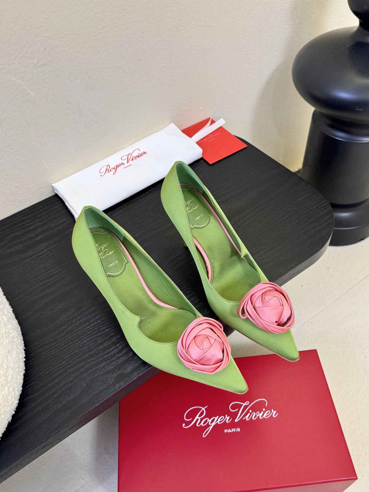 Roger Vivier罗杰·维维亚2026春夏最新款时装鞋超多明星网红种草 经典的尖头设计 玫瑰花扣装