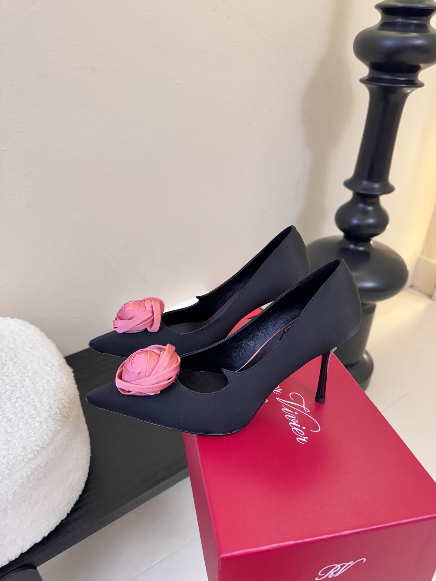 Roger Vivier罗杰·维维亚2026春夏最新款时装鞋超多明星网红种草 经典的尖头设计 玫瑰花扣装