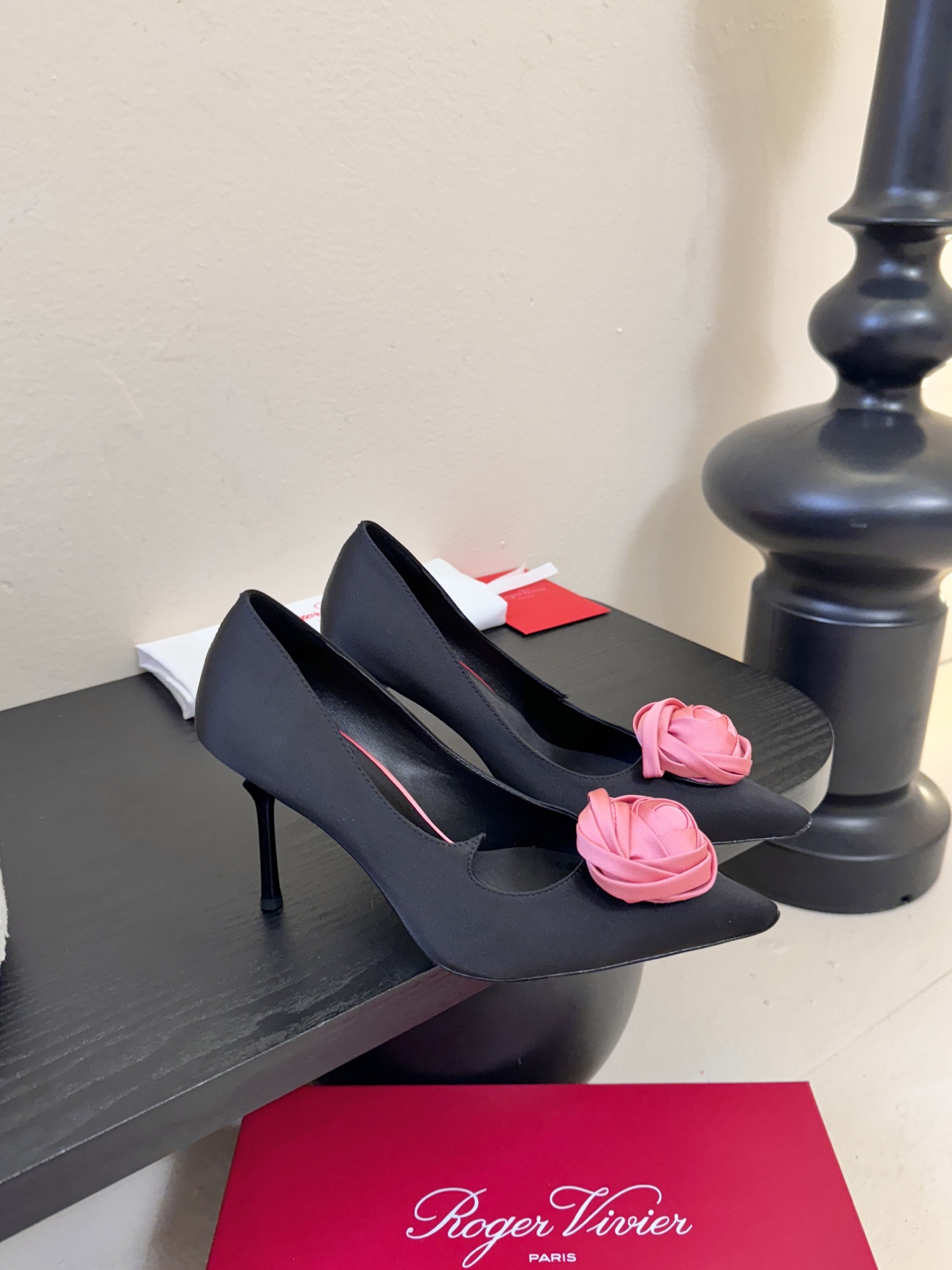 Roger Vivier罗杰·维维亚2026春夏最新款时装鞋超多明星网红种草 经典的尖头设计 玫瑰花扣装
