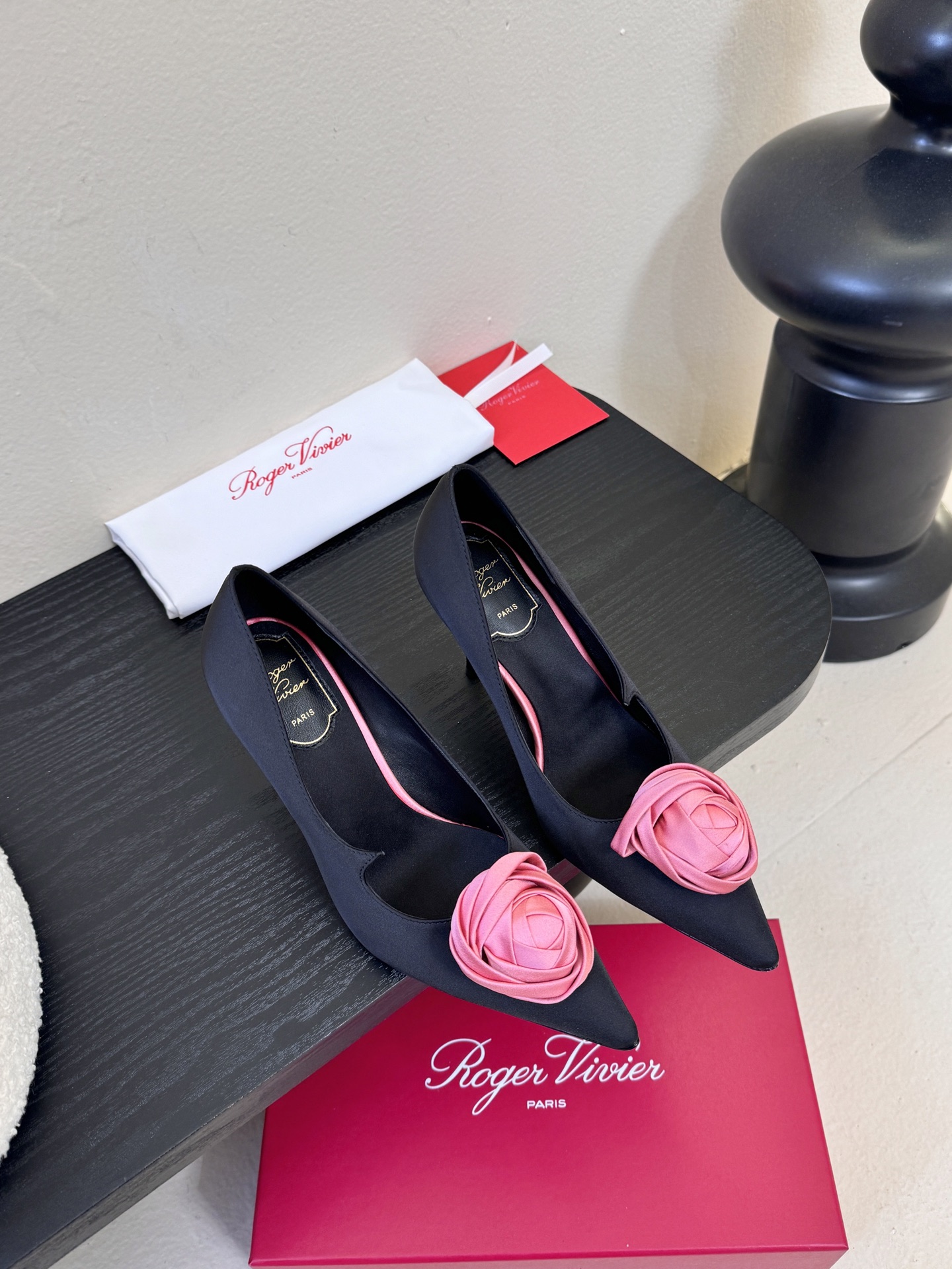 Roger Vivier罗杰·维维亚2026春夏最新款时装鞋超多明星网红种草 经典的尖头设计 玫瑰花扣装