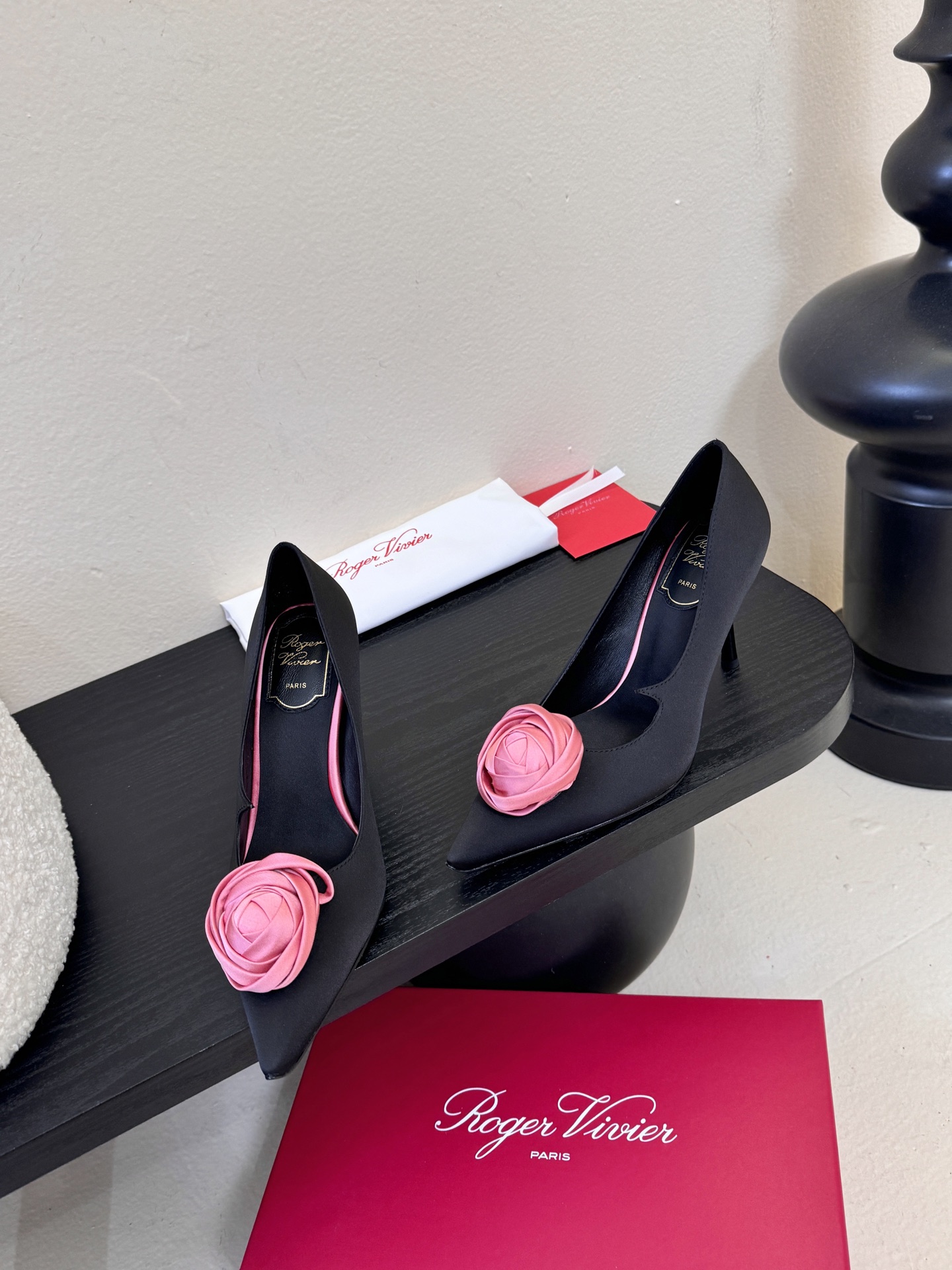 Roger Vivier罗杰·维维亚2026春夏最新款时装鞋超多明星网红种草 经典的尖头设计 玫瑰花扣装